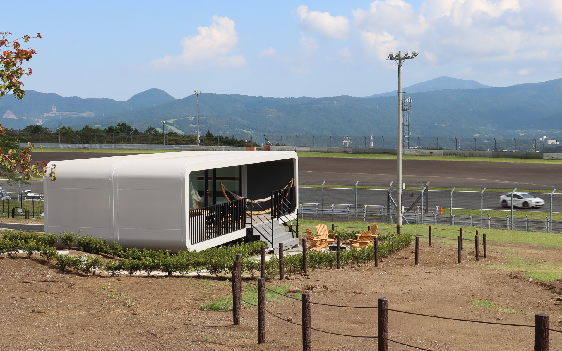 100Rに面する宿泊施設の「トレーラーヴィラ」