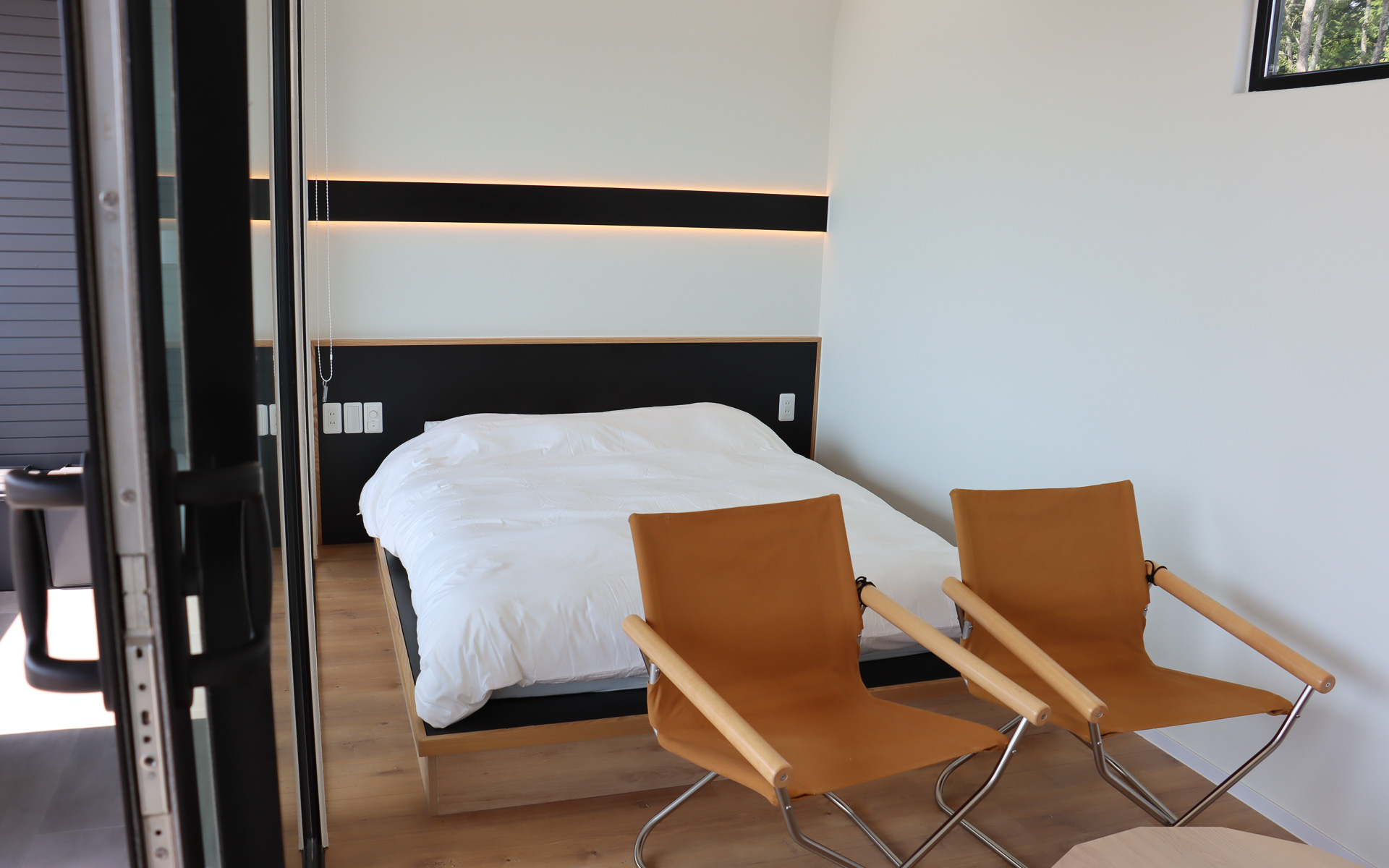 細長い車内スペースの前後にそれぞれダブルベッドを設置。中央にトイレやシャワーを配置している