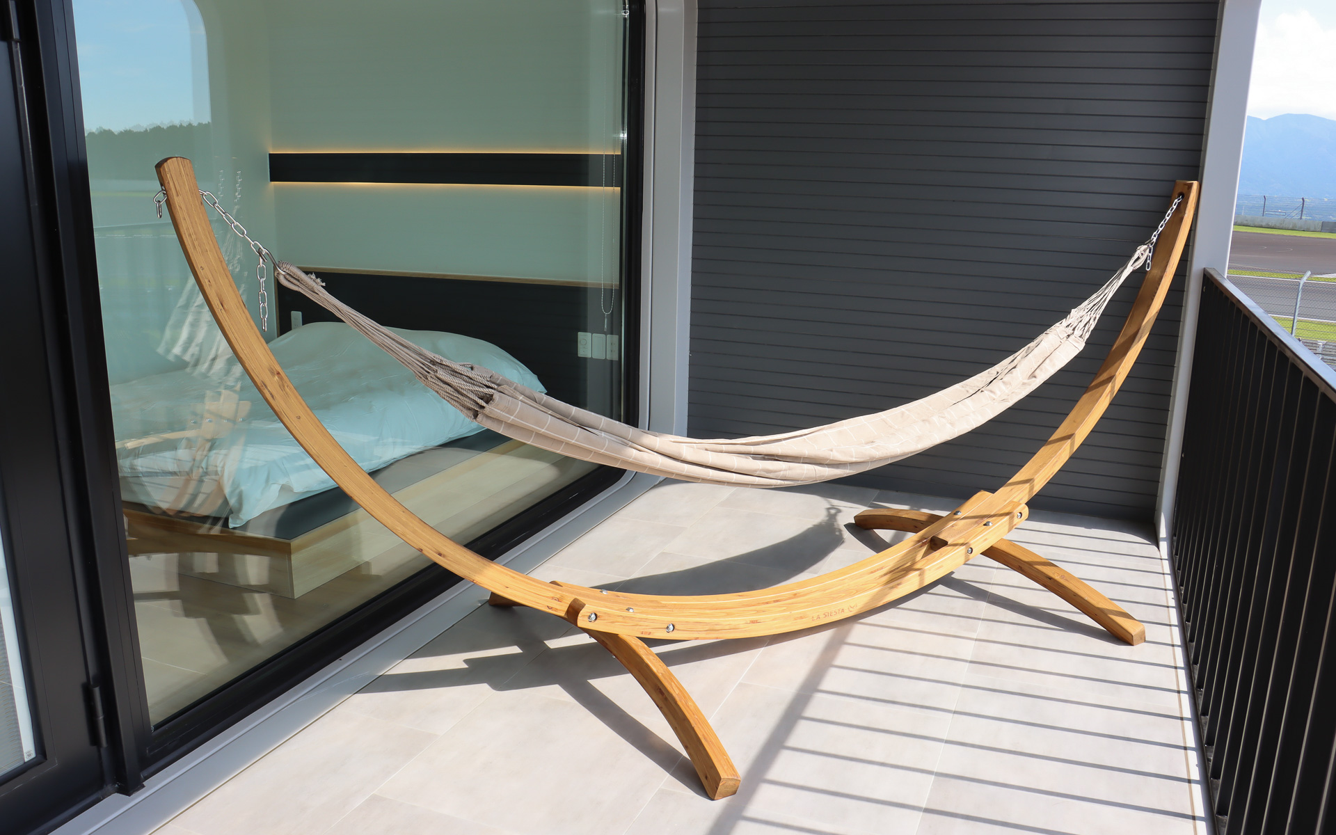 オープンエアデッキにはハンモックも設置する