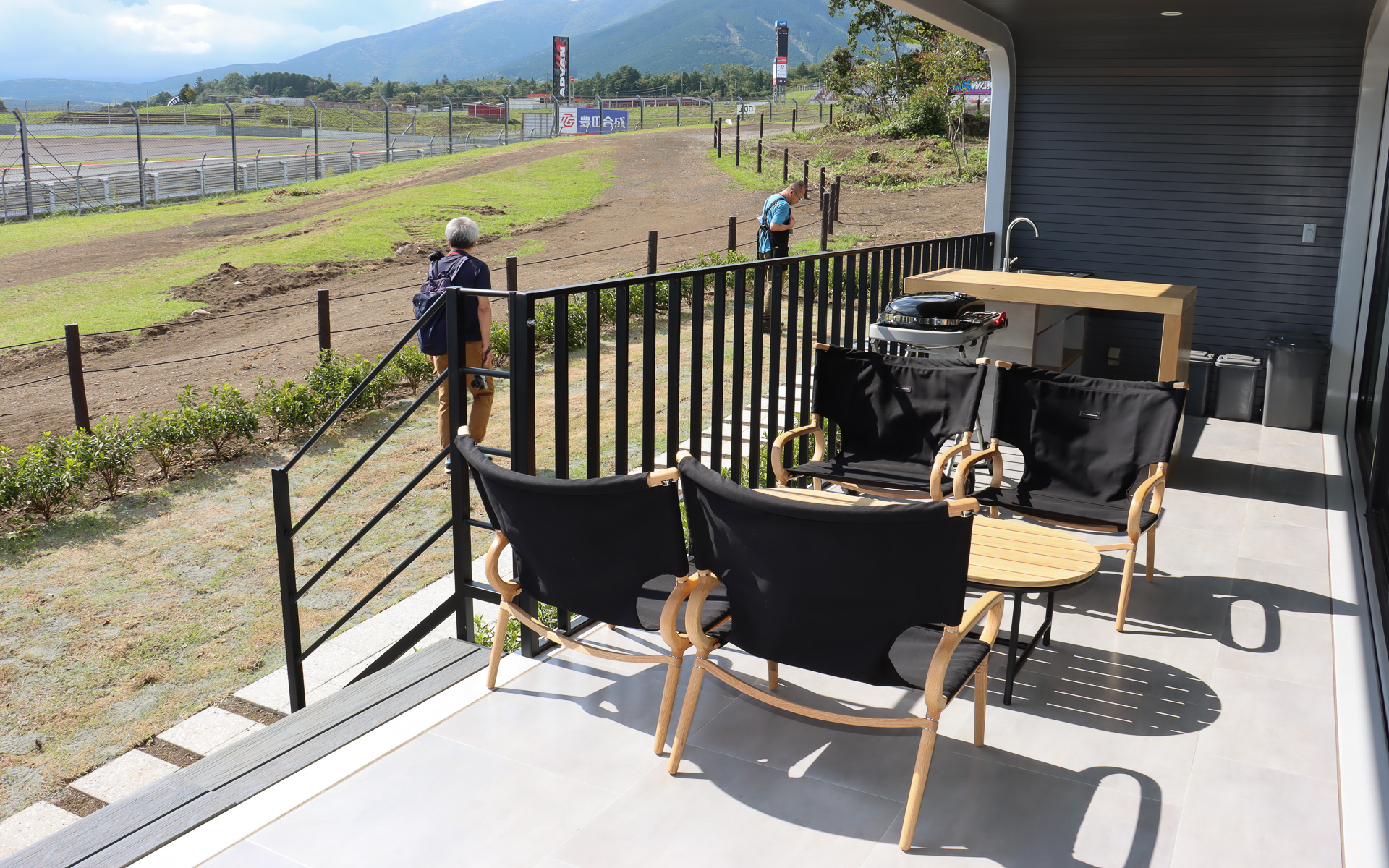 オープンエアデッキに専用キッチンとガスバーベキューグリルを備える