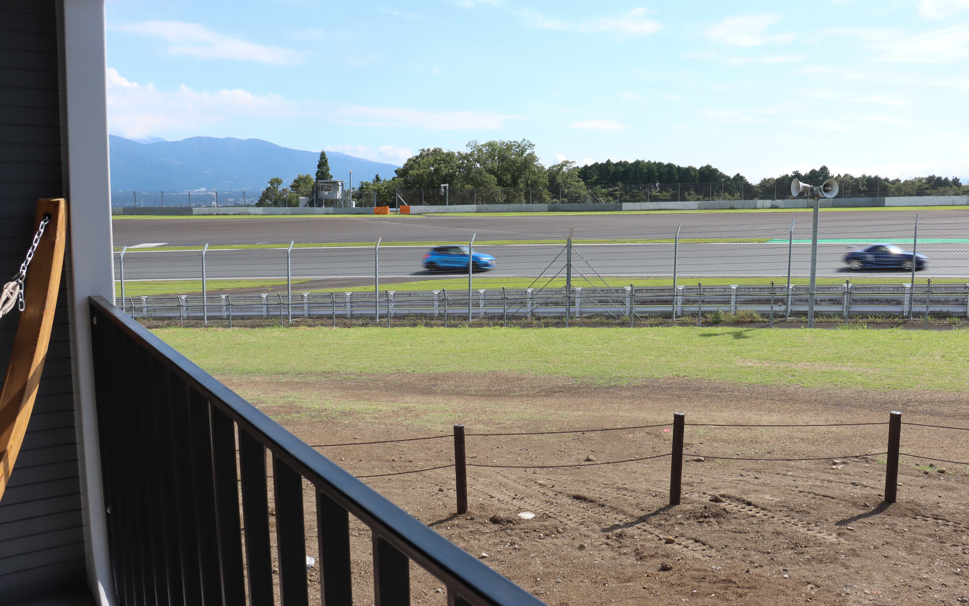 コースにも近い位置取りで、オープンエアデッキから100Rの様子がよく見える