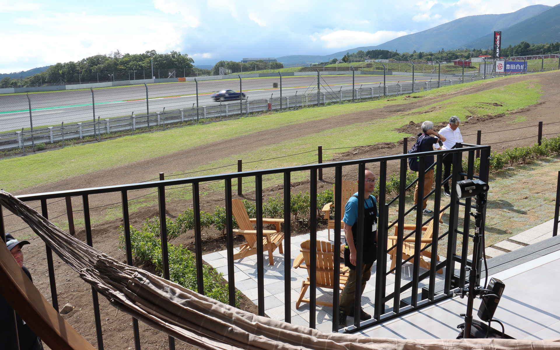 コースにも近い位置取りで、オープンエアデッキから100Rの様子がよく見える