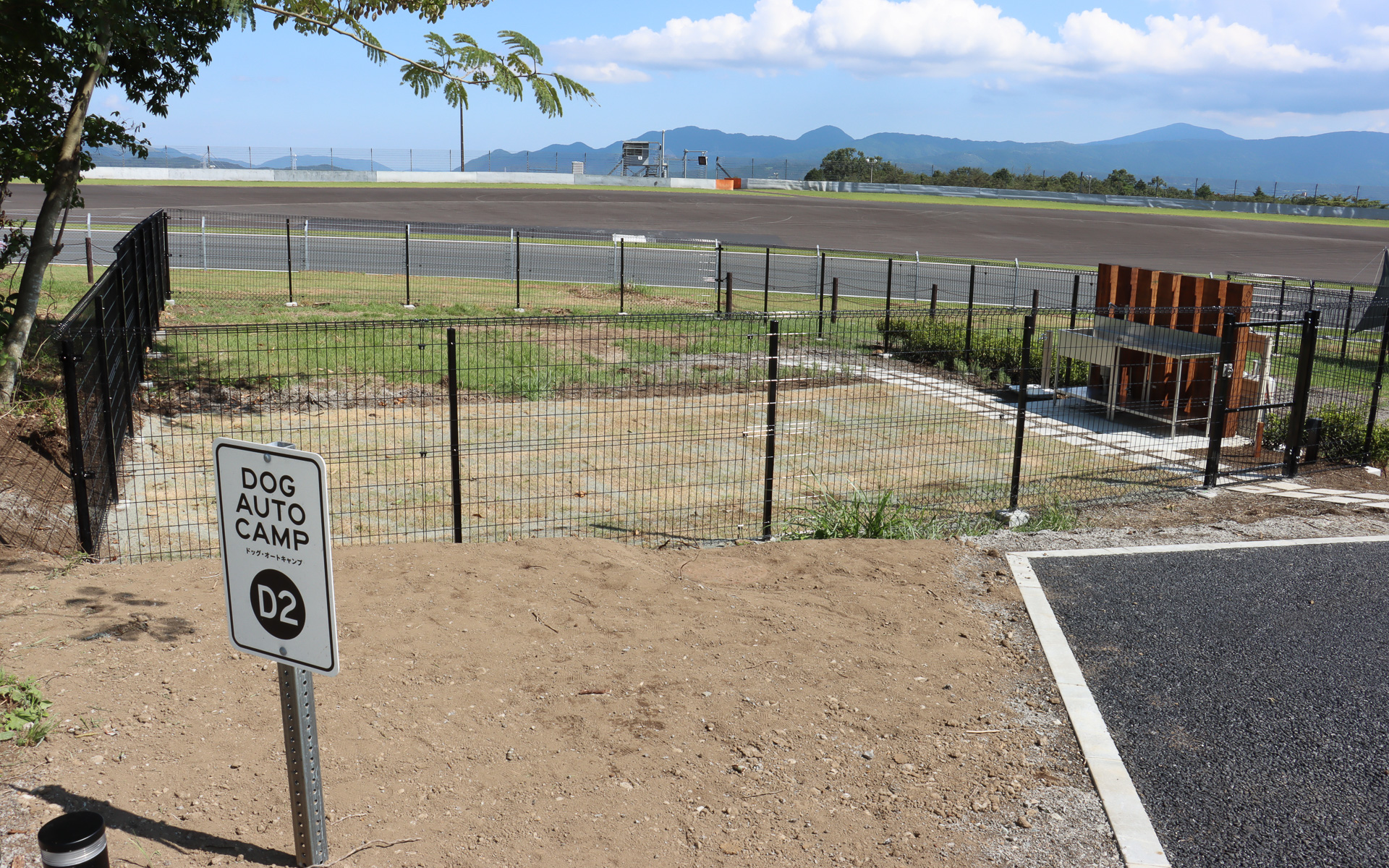 上の写真は利用シーンが分かりやすいようテントが設営されているが、通常はこの状態で、利用者が自分でテントなどを持ち込んで設営し、就寝することになる