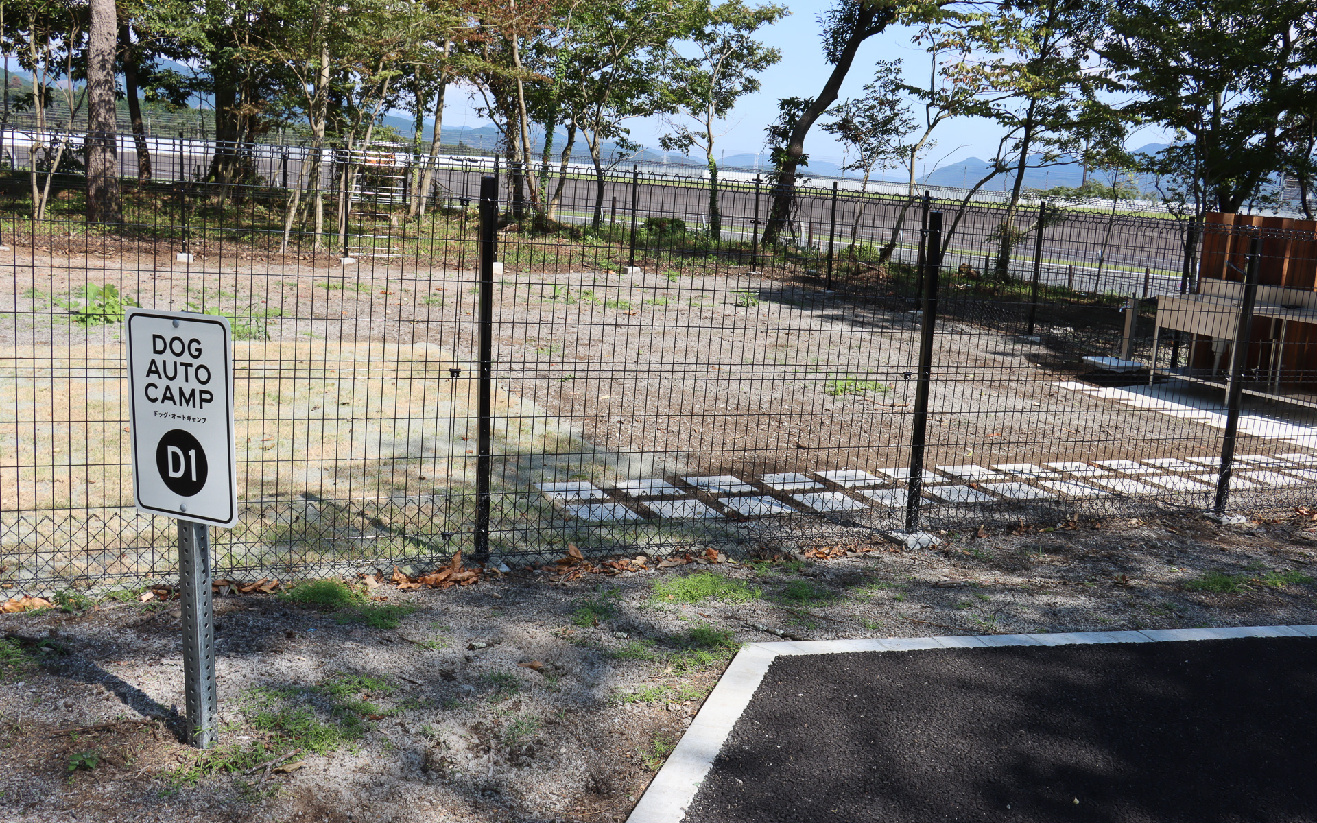 高さ1500mmのフェンスで四方を取り囲み、ドッグランにいるような状況で愛犬と一緒にキャンプを楽しめる