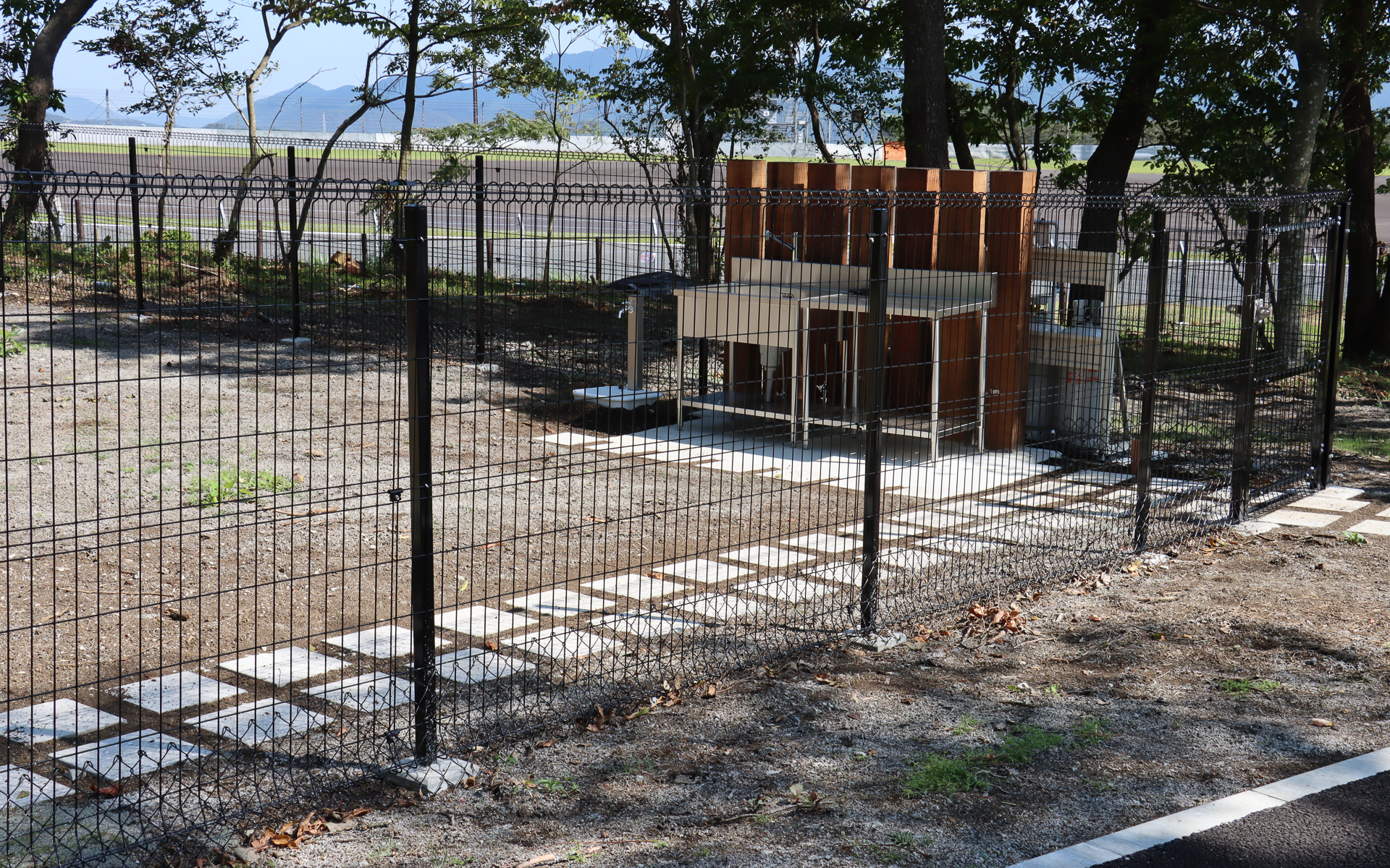 サイト内に温水も利用できるキッチンを設置している