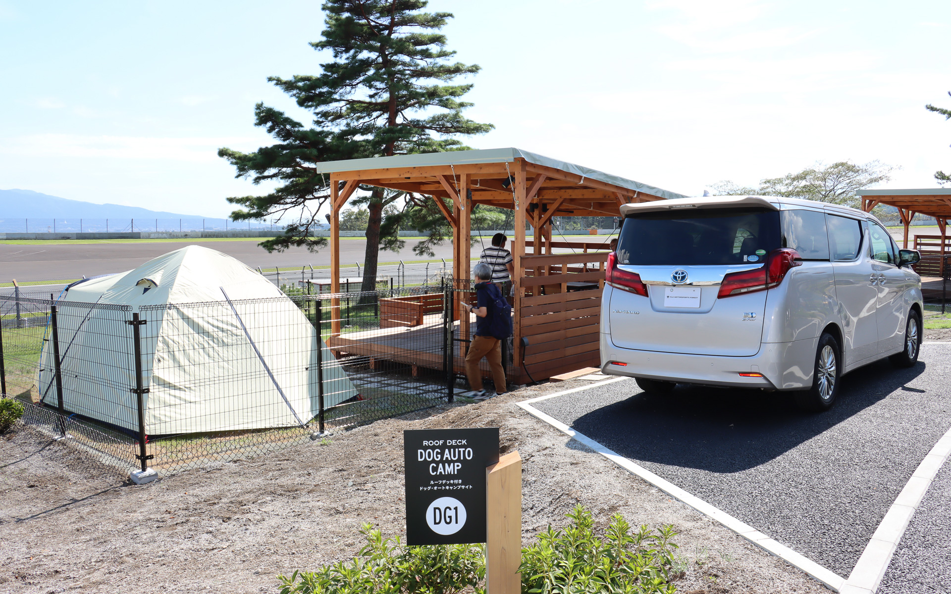 こちらは「ルーフデッキ付きドッグ・オートキャンプサイト」