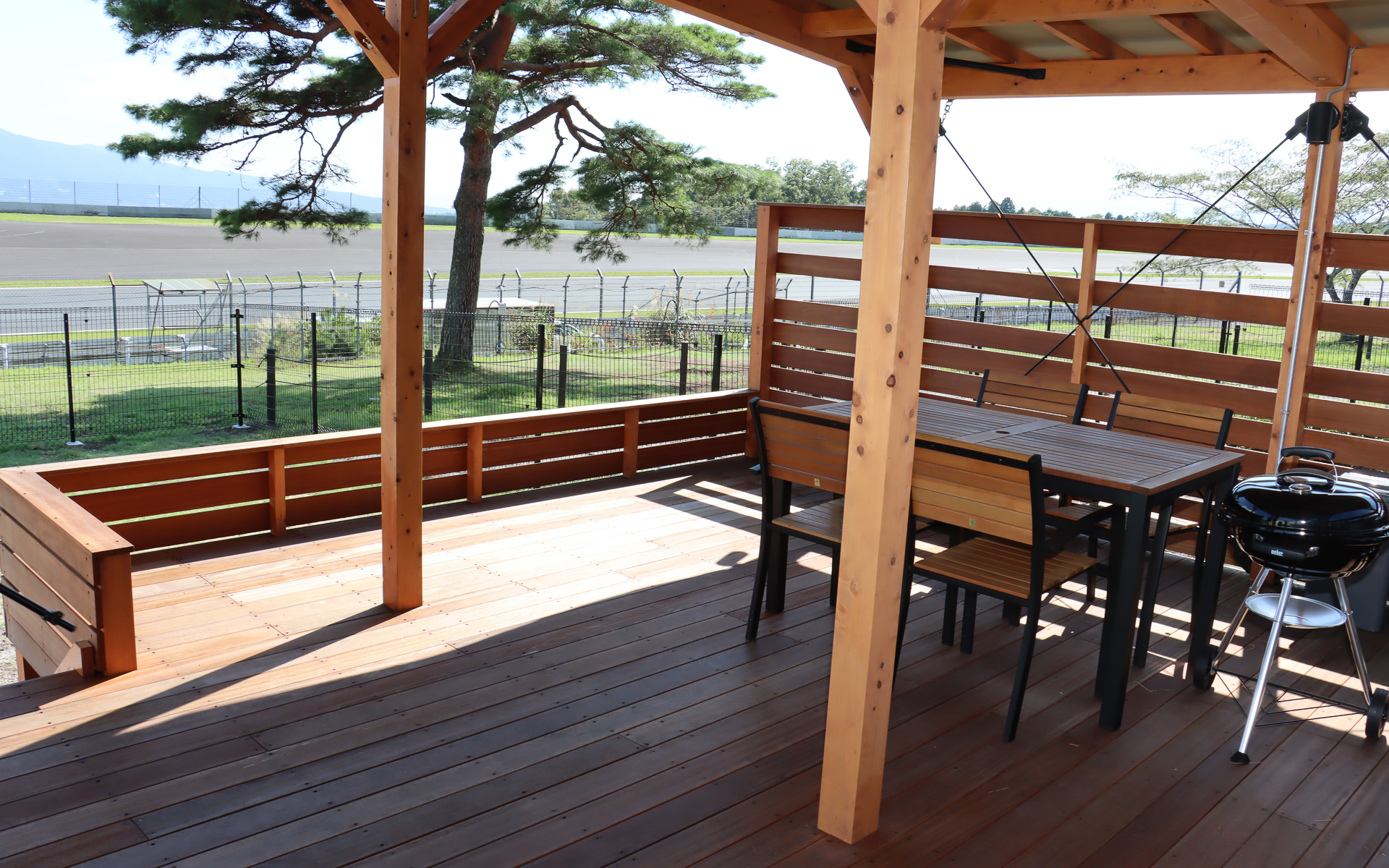 ルーフデッキには専用キッチンやバーベキューグリルを設置