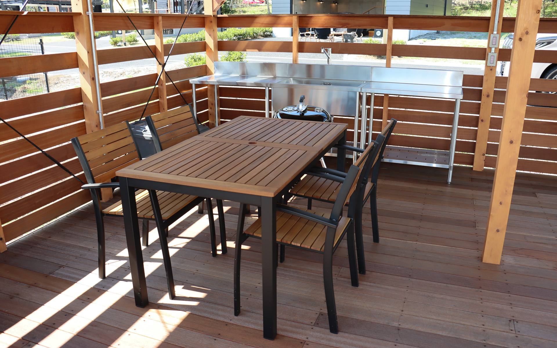 ルーフデッキには専用キッチンやバーベキューグリルを設置