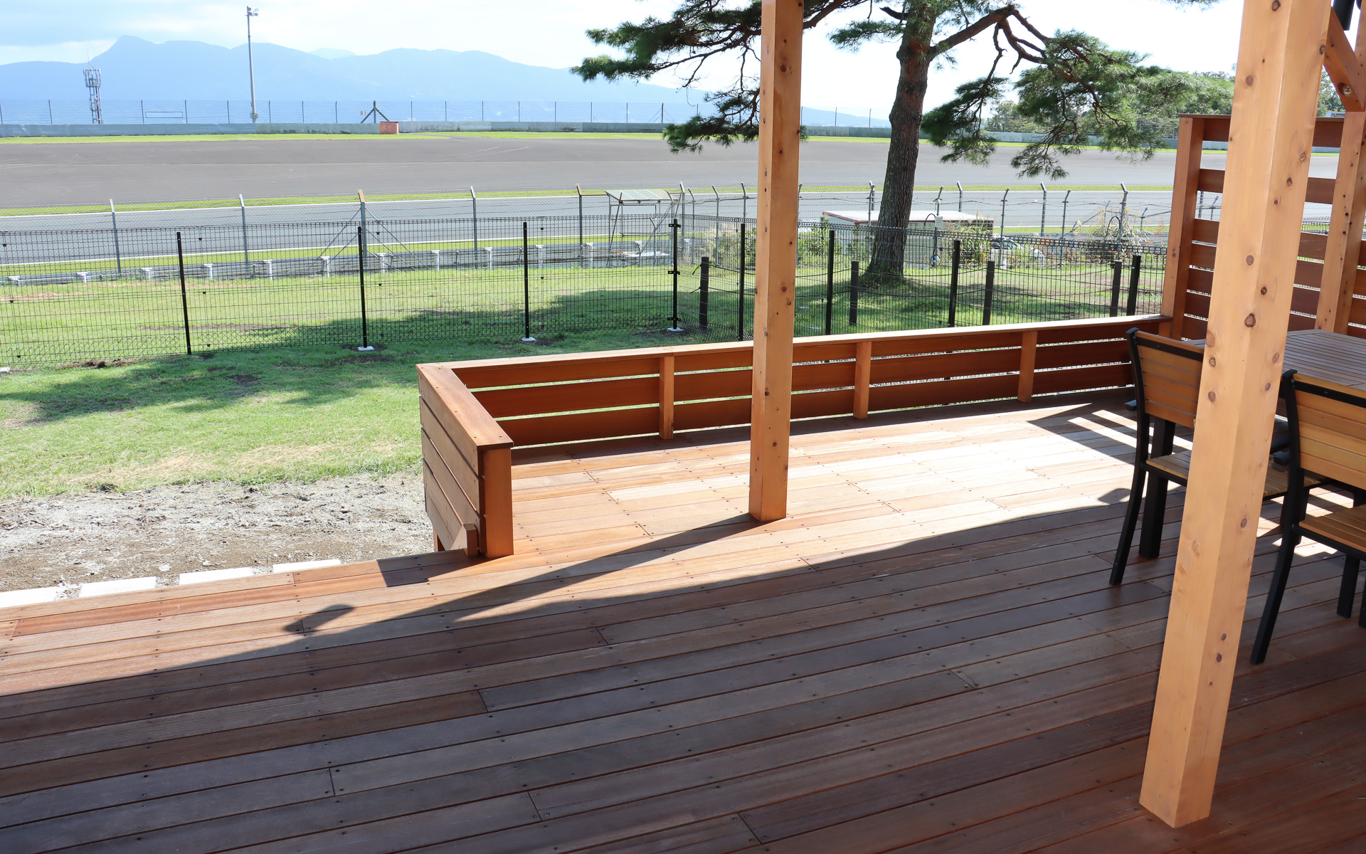 日差しや雨を避けられるウッドデッキで、愛犬と一緒に100Rの走行を楽しめる