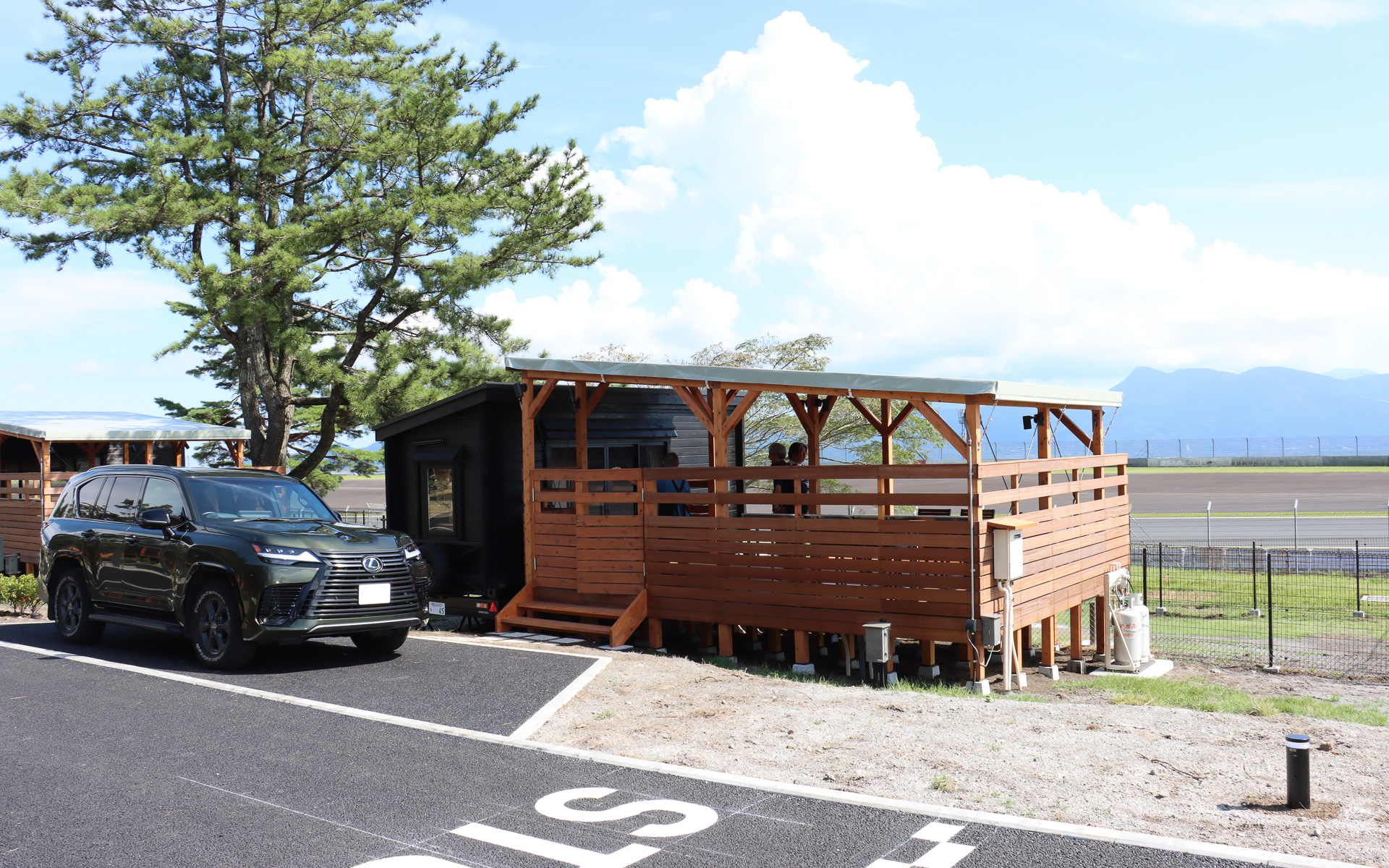 テントなどを設営する必要のない「ドッグ・トレーラーコテージ」