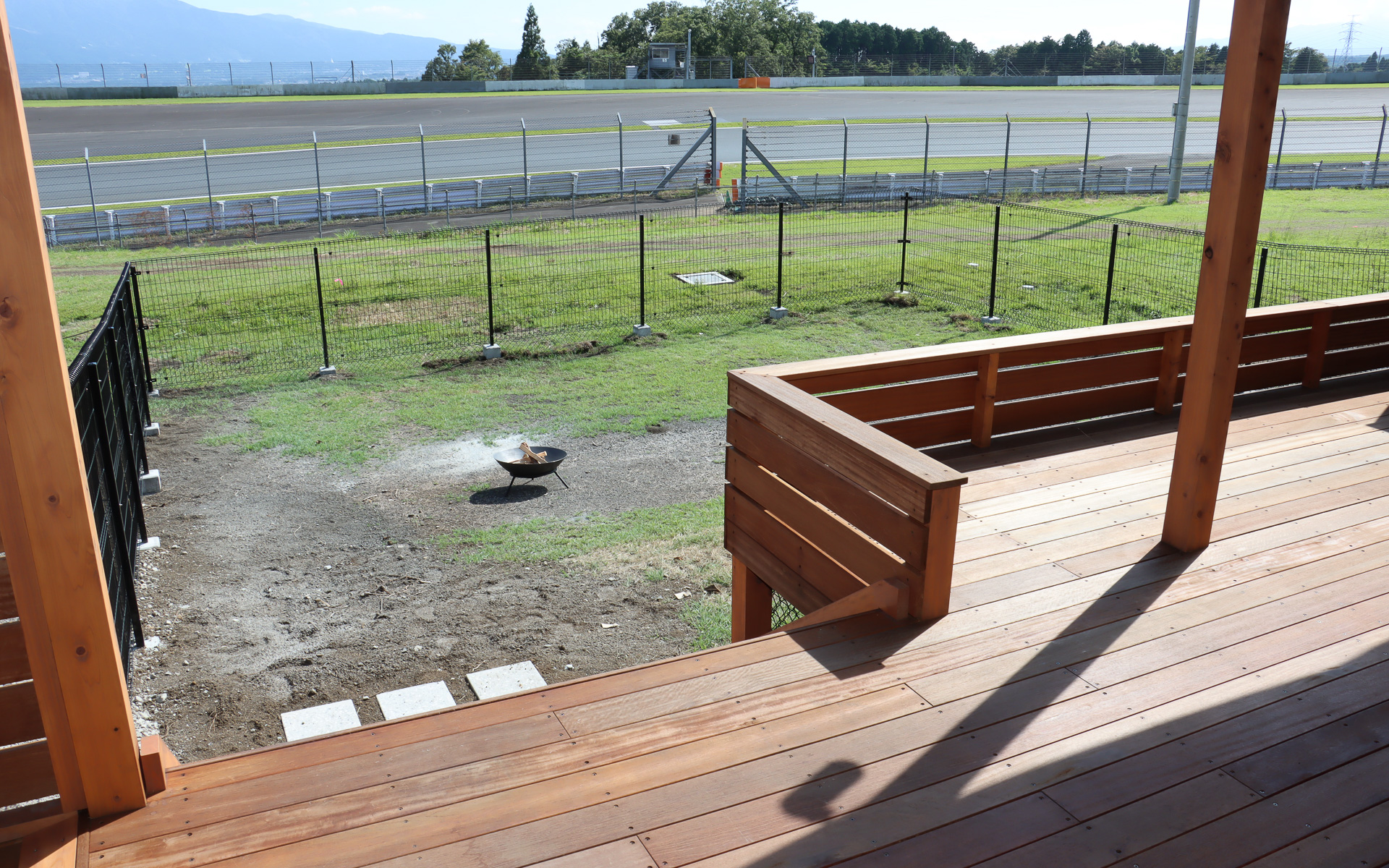 テント設営が不要なので、より広々としたスペースを愛犬が走りまわれる