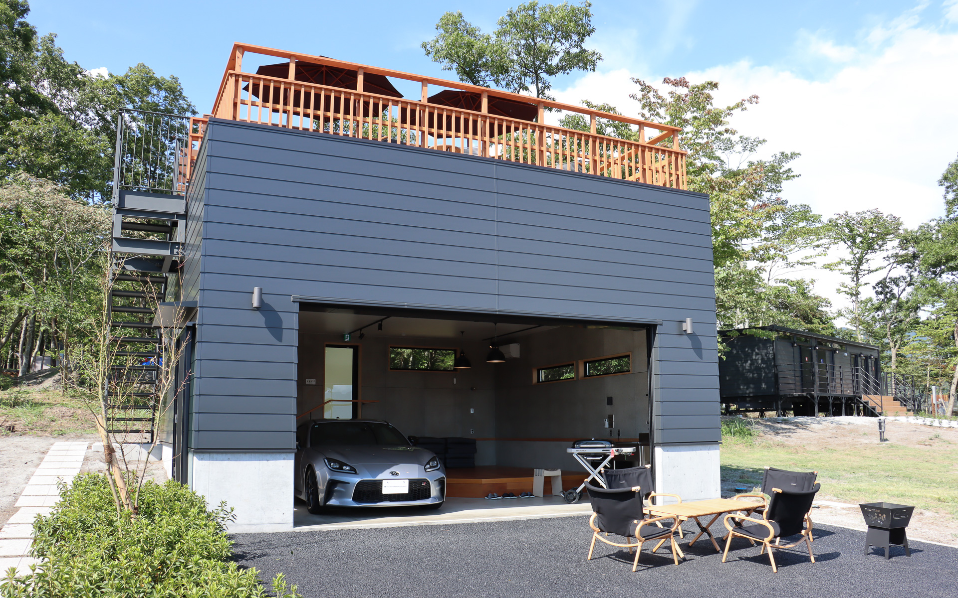 「キャンピングガレージハウス」