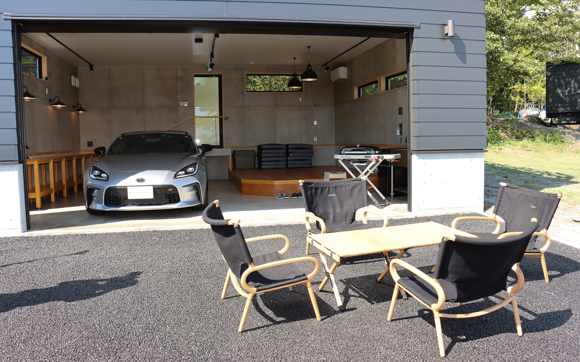 「ビルトインガレージ」のように広々としたスペースで愛車と並んで宿泊できるサイト