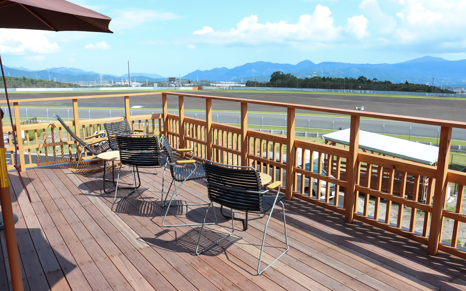 屋上の展望デッキからは100Rが一望できる