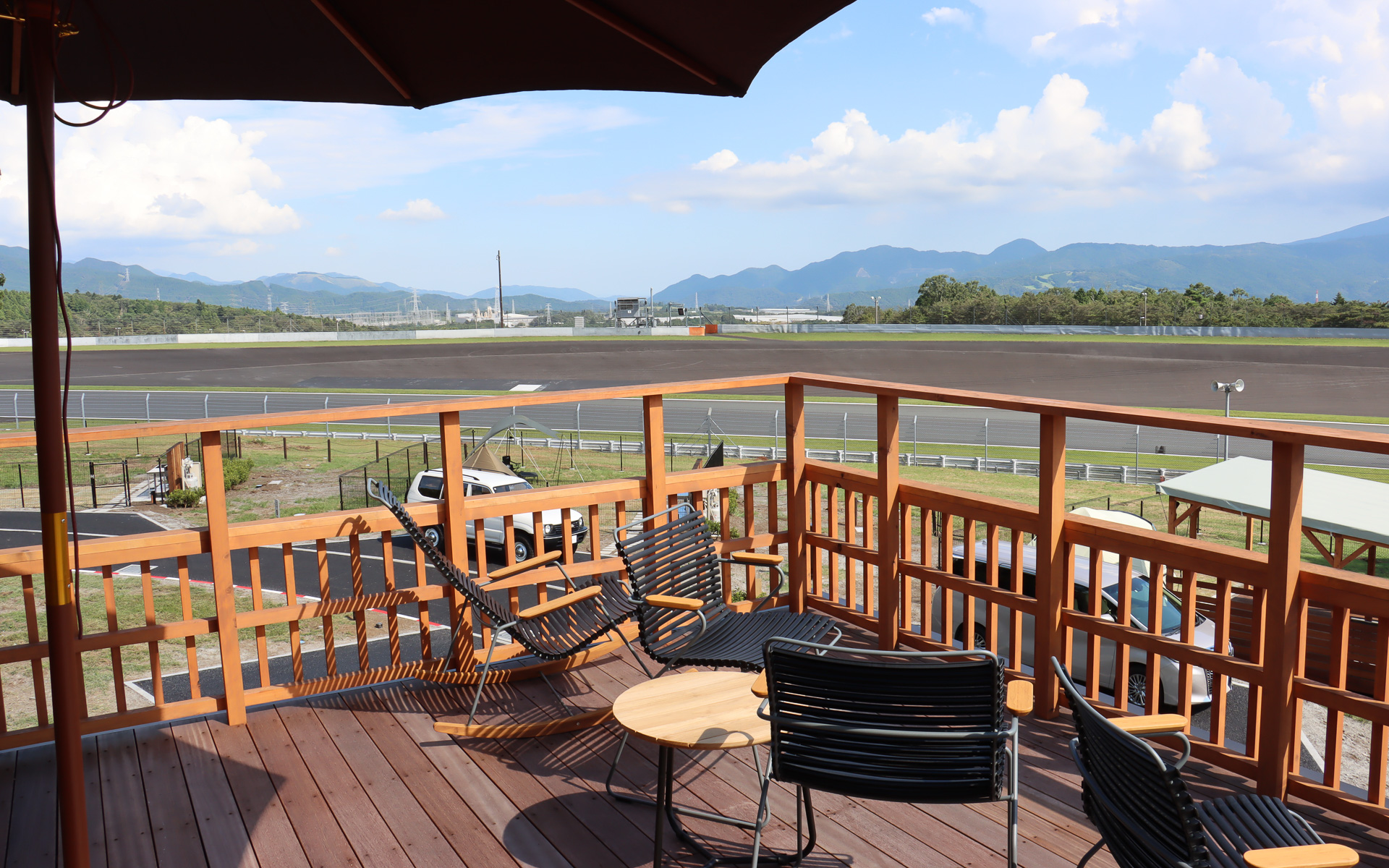 屋上の展望デッキからは100Rが一望できる