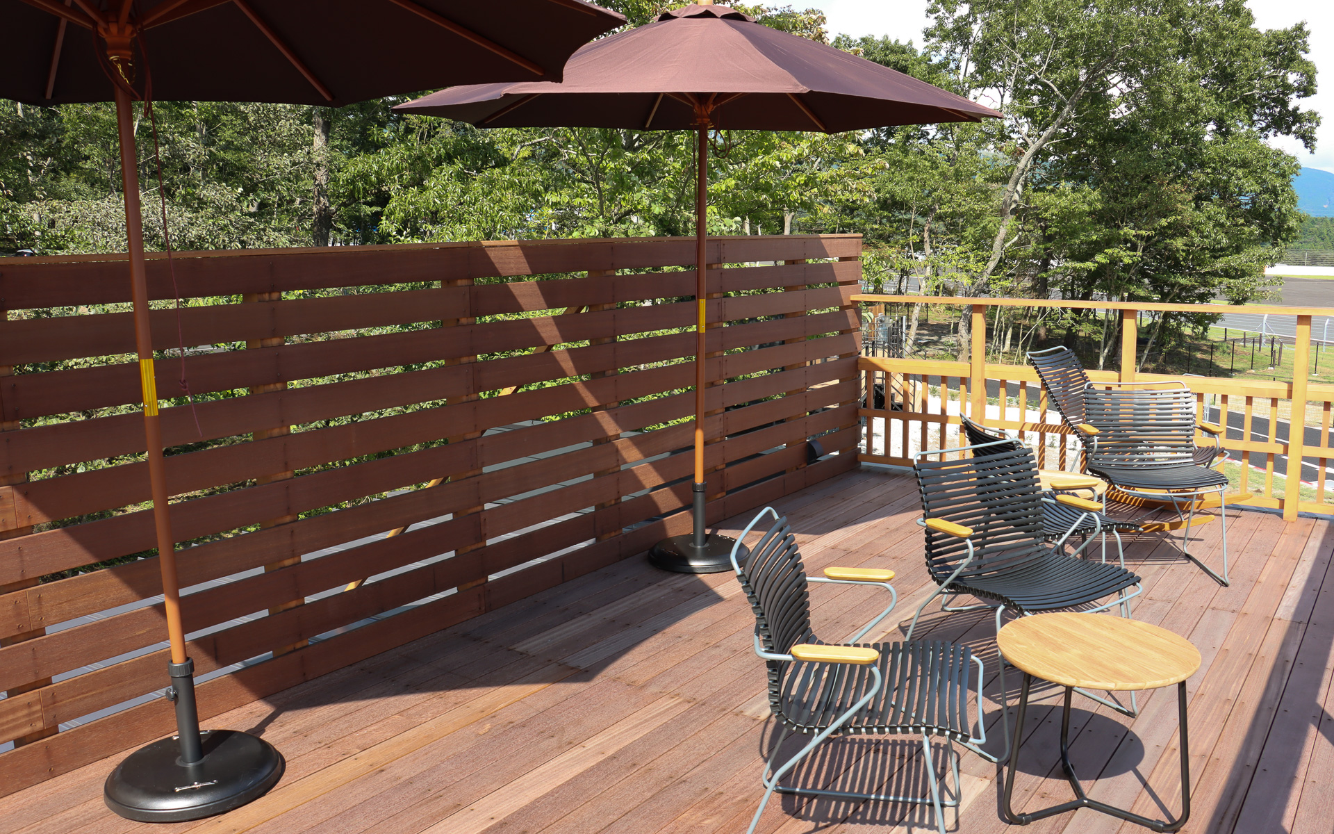 屋上の展望デッキからは100Rが一望できる