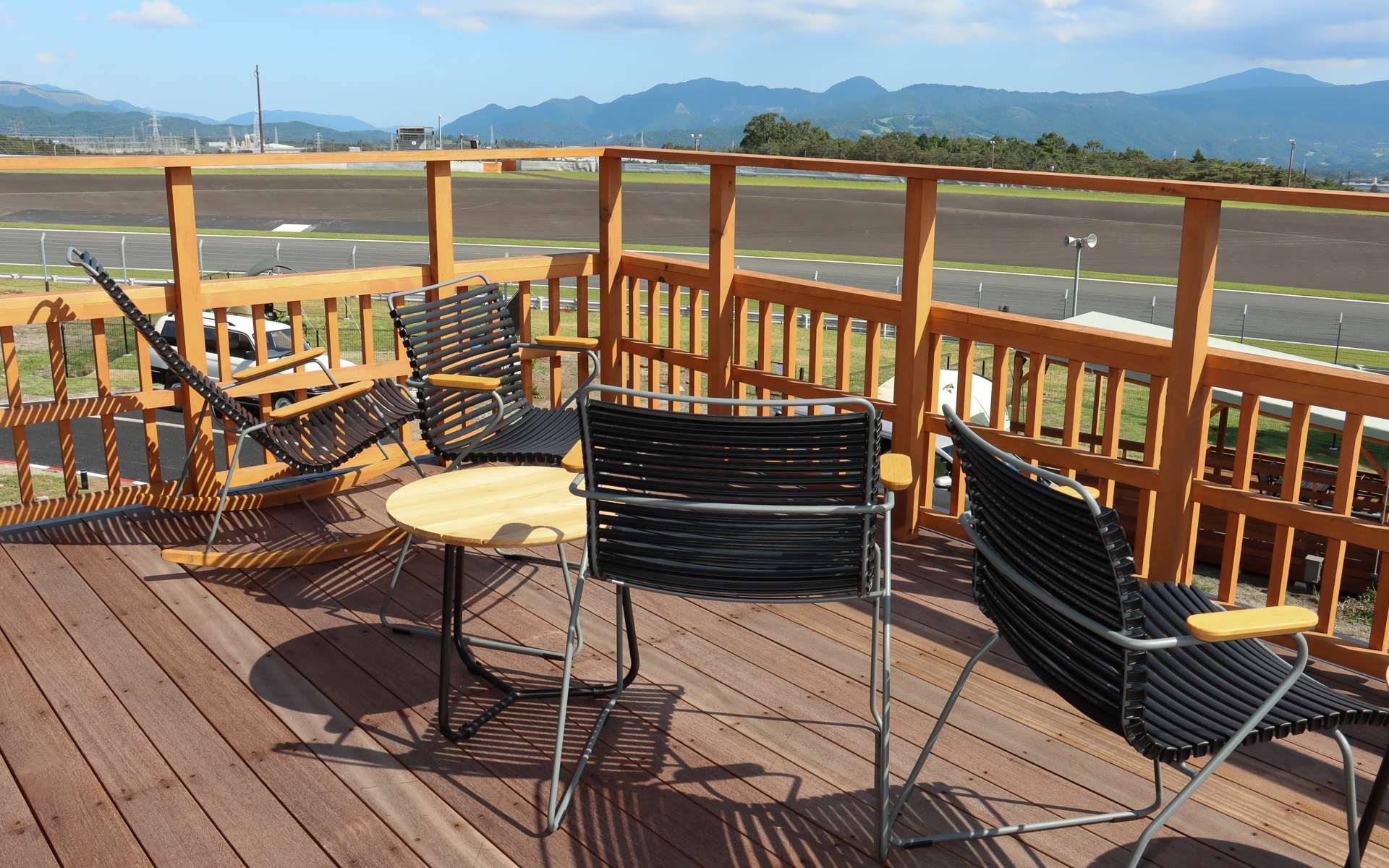 屋上の展望デッキからは100Rが一望できる