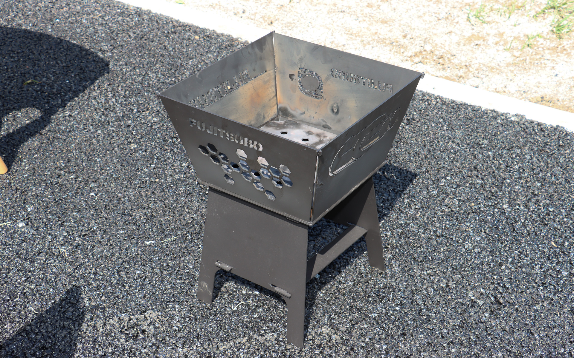 クルマ好きのイメージを強調するため、サイト内にはフジツボ製の焚火台も置かれていた