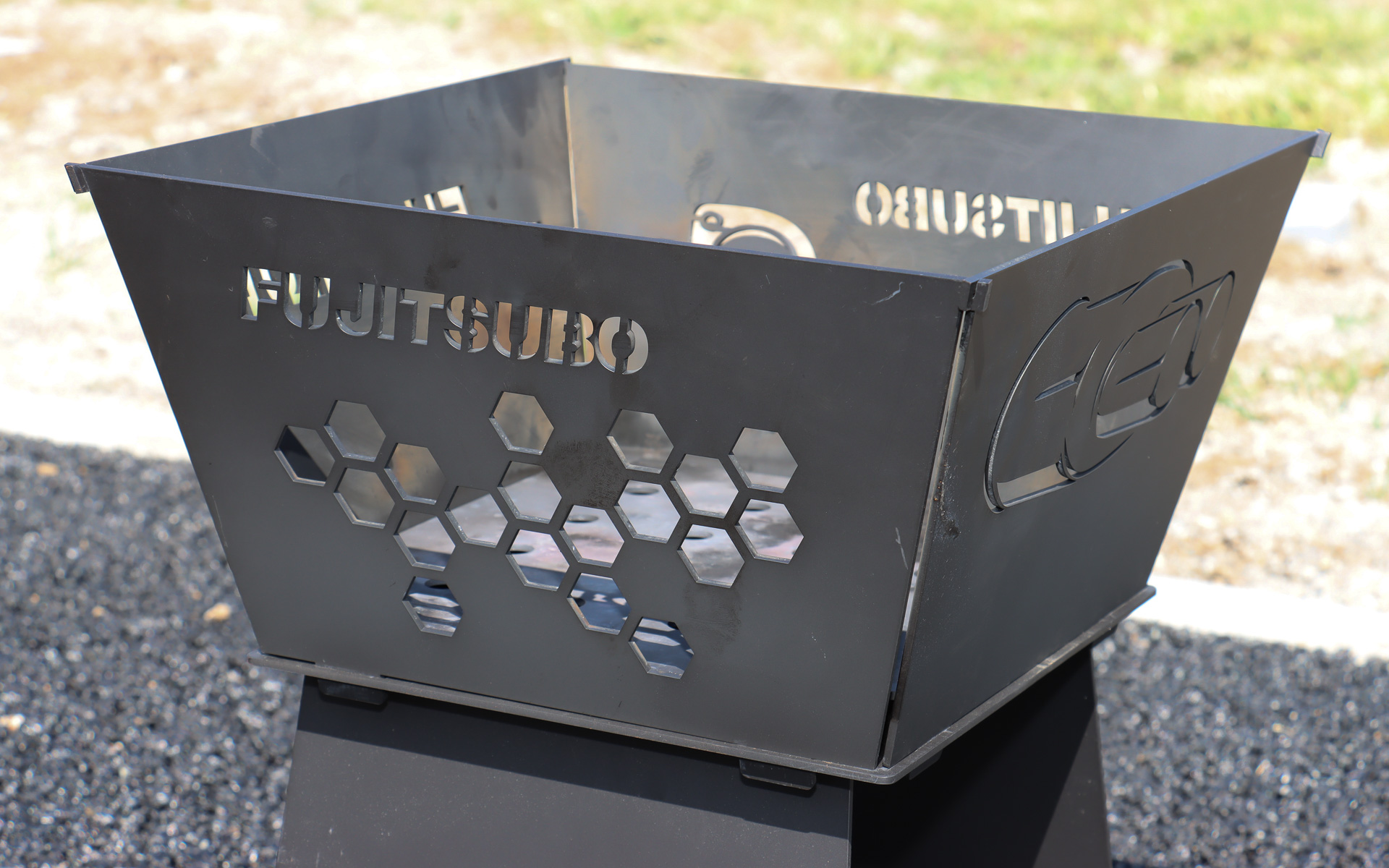 クルマ好きのイメージを強調するため、サイト内にはフジツボ製の焚火台も置かれていた