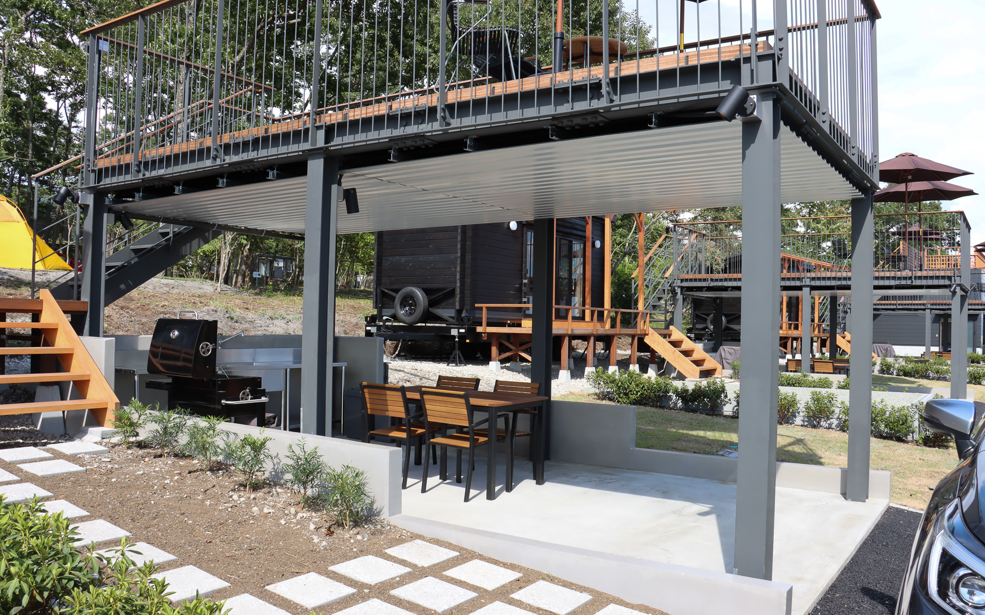 雨が降ったときはガレージとしても利用可能なキッチンの上は展望デッキとなっている