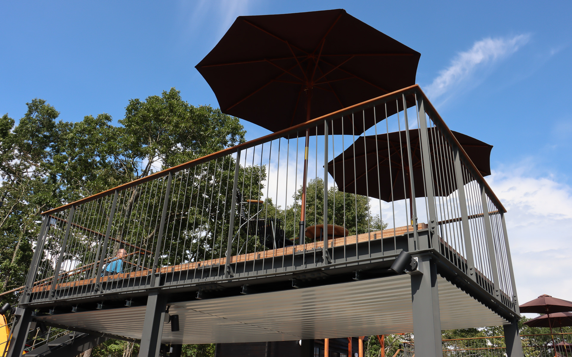 雨が降ったときはガレージとしても利用可能なキッチンの上は展望デッキとなっている