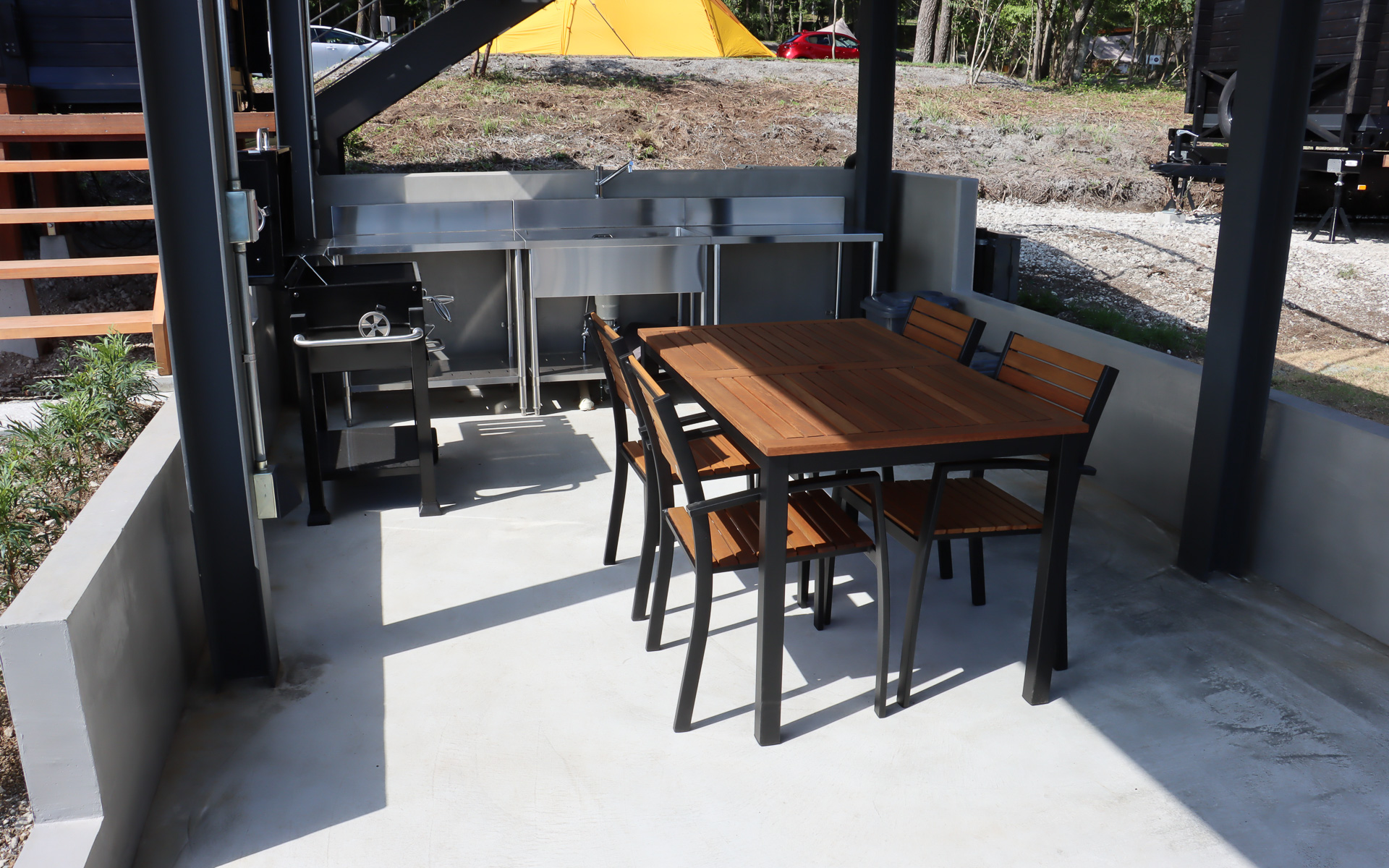 キッチンにはイタリア製の大型バーベキューグリルも置かれている