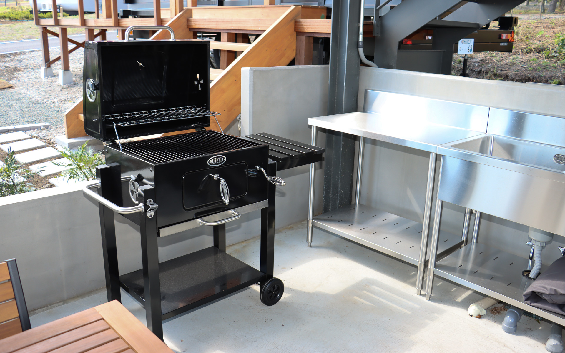 キッチンにはイタリア製の大型バーベキューグリルも置かれている