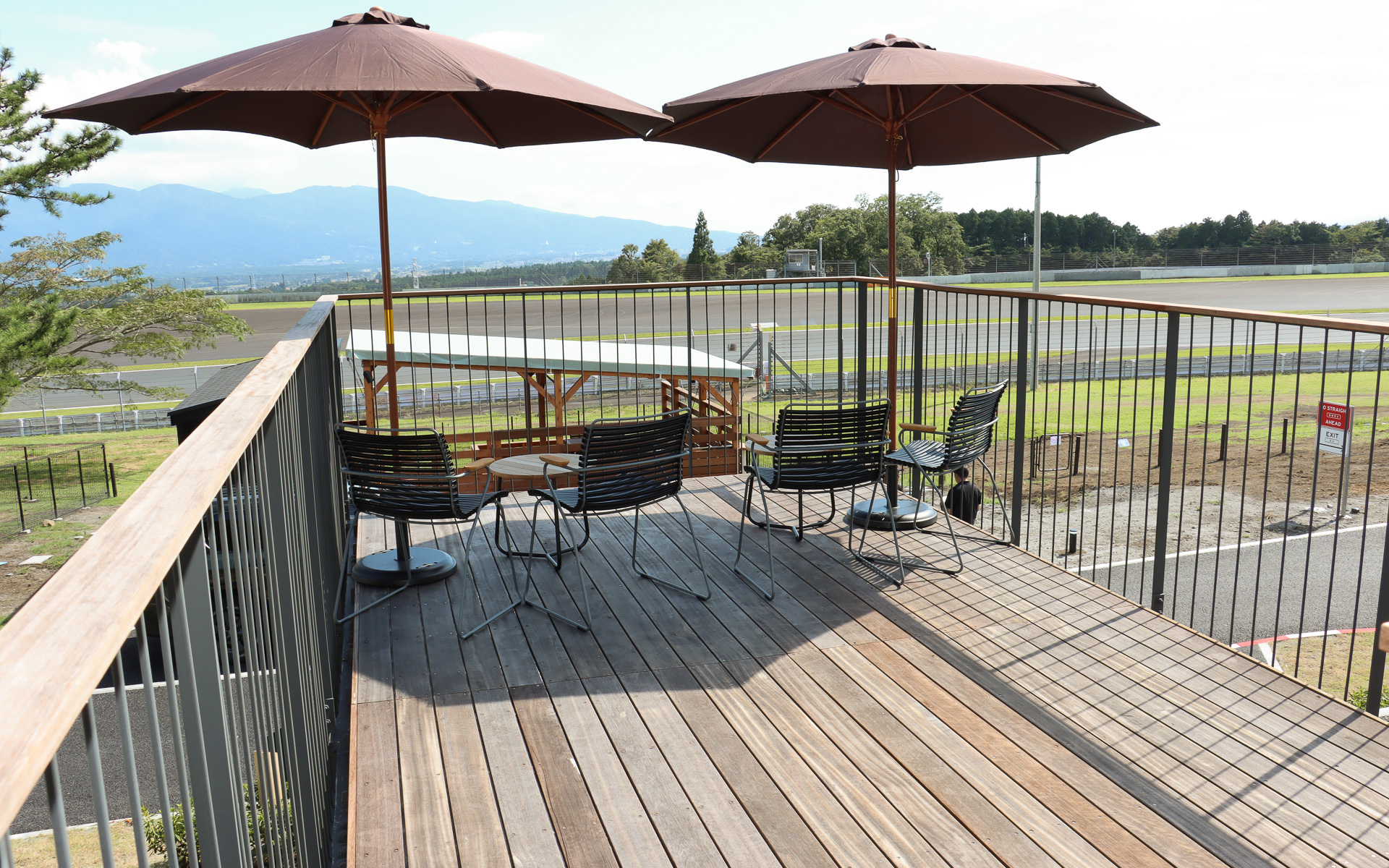 100Rを望む展望デッキ