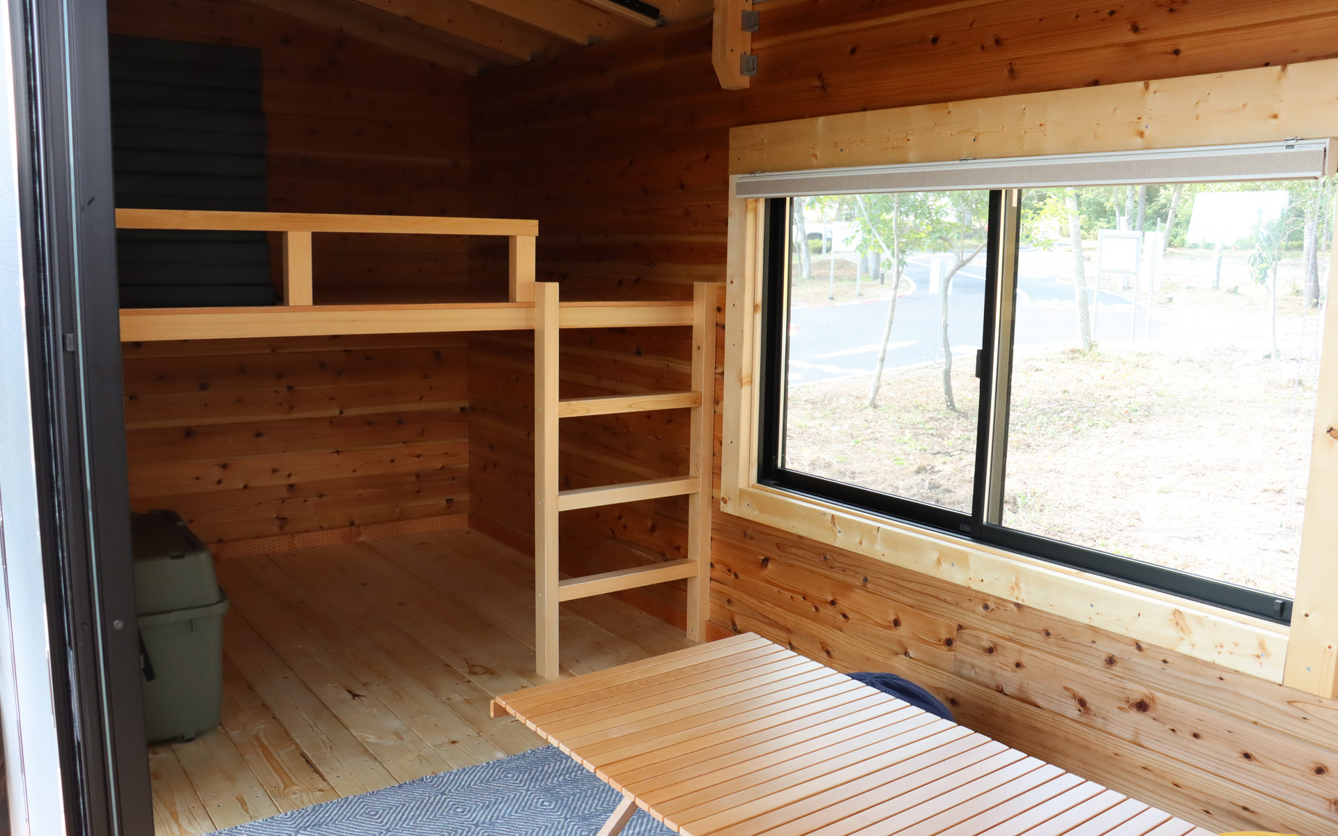 トレーラーハウス内にはロフトスペースやエアコンを備える