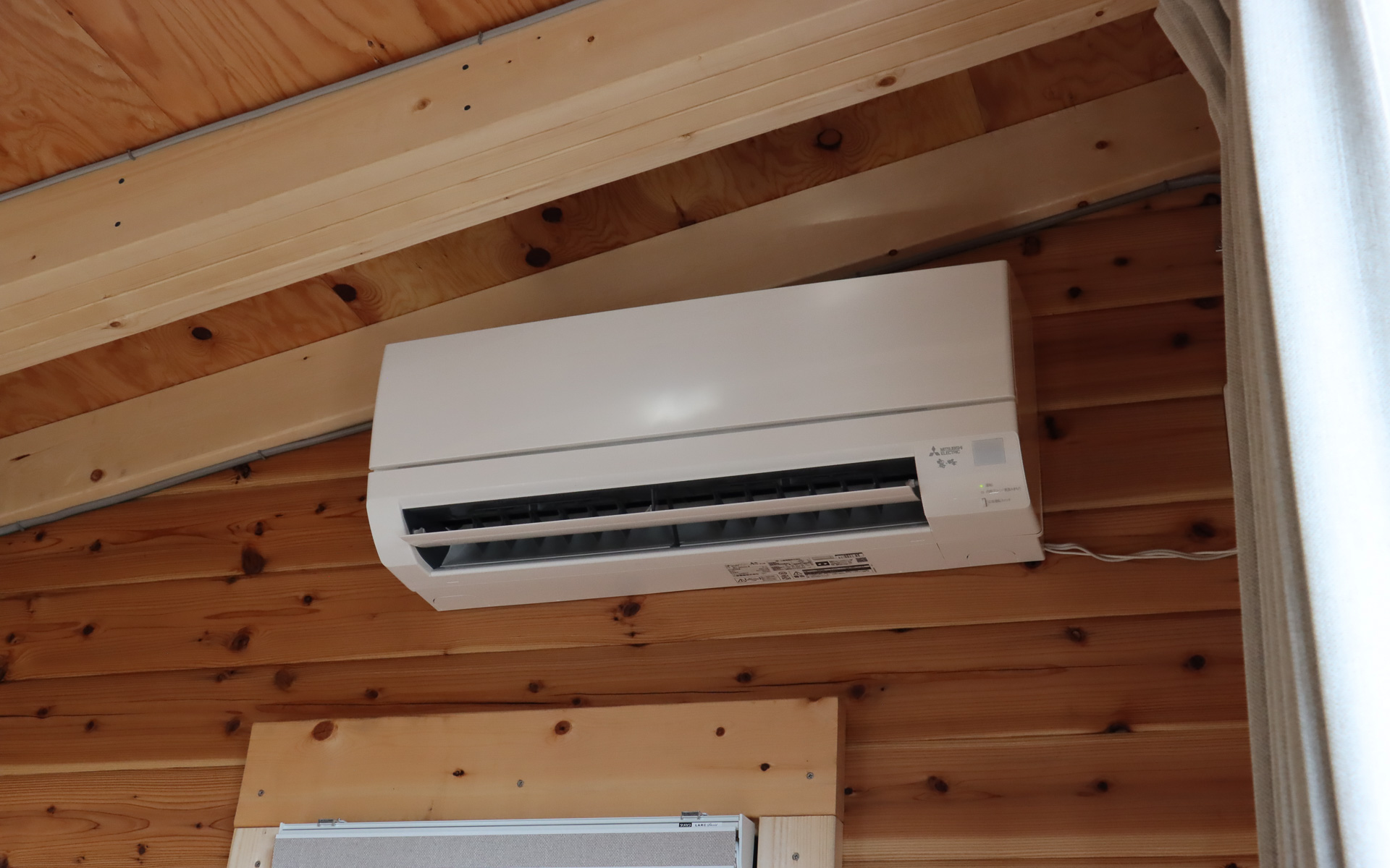 トレーラーハウス内にはロフトスペースやエアコンを備える