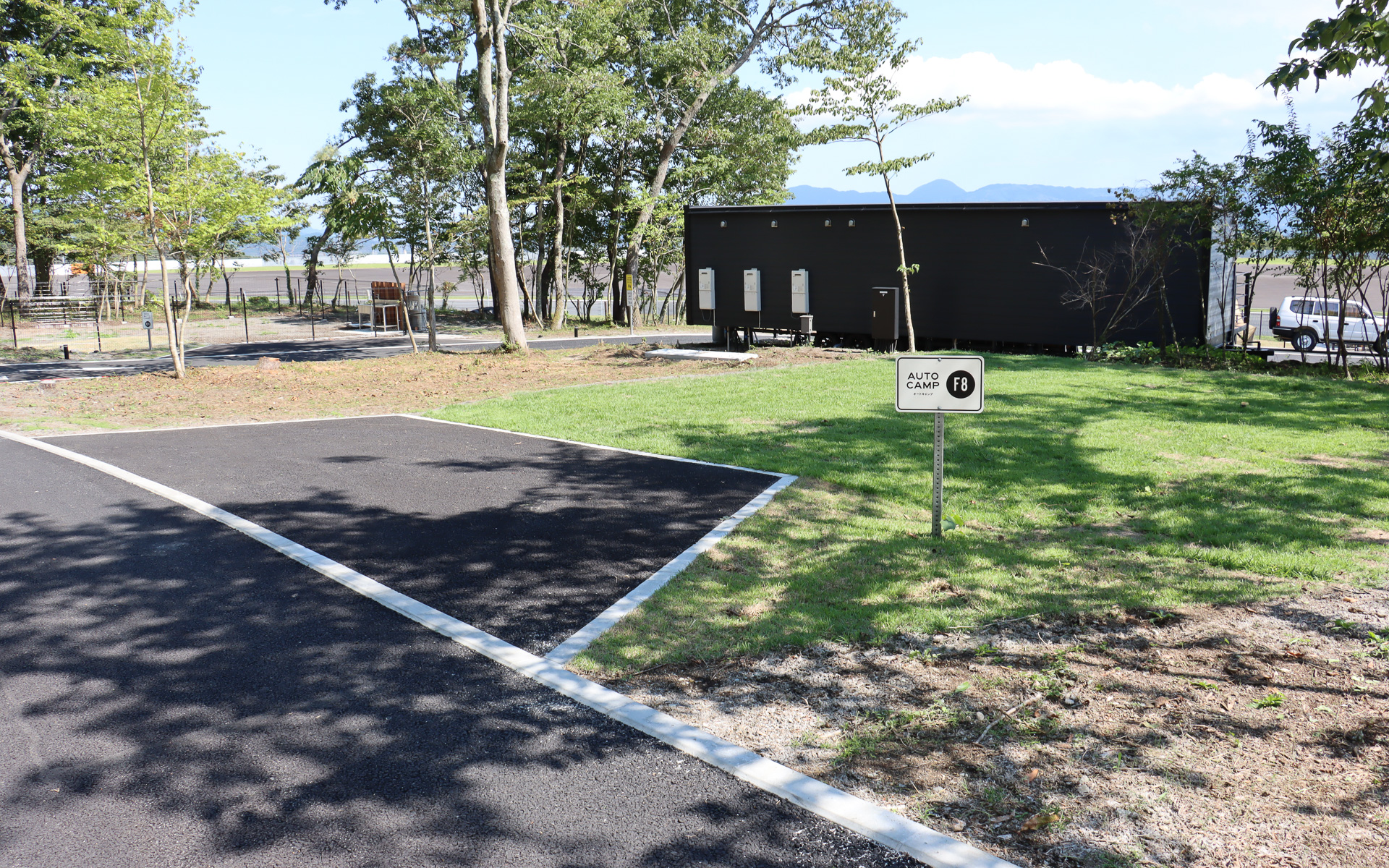 オートキャンプサイトでも、テントや調理器具などの必要なキャンプ用品は利用者が持ち込んで使うスタイルになる