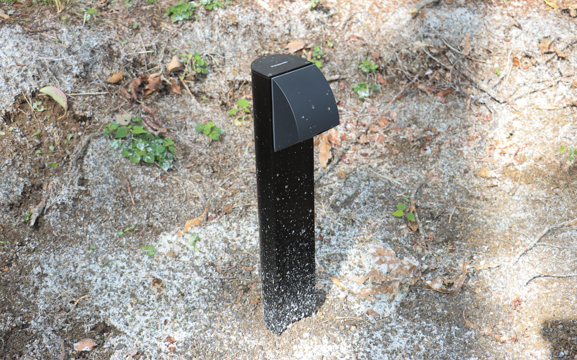 各オートキャンプサイトに設置されている電源コンセントポール。AC100Vのコンセント2口を備える