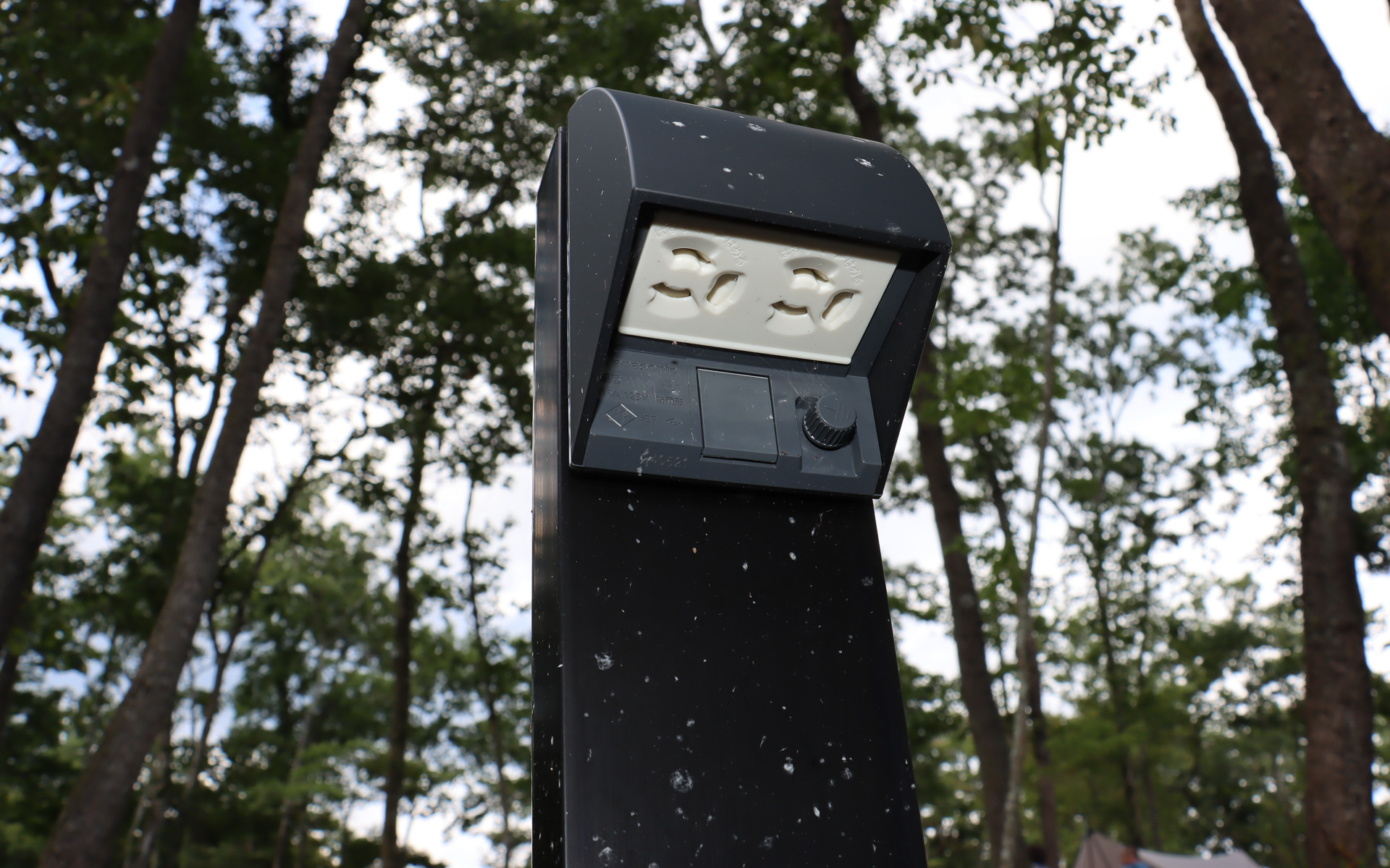 各オートキャンプサイトに設置されている電源コンセントポール。AC100Vのコンセント2口を備える