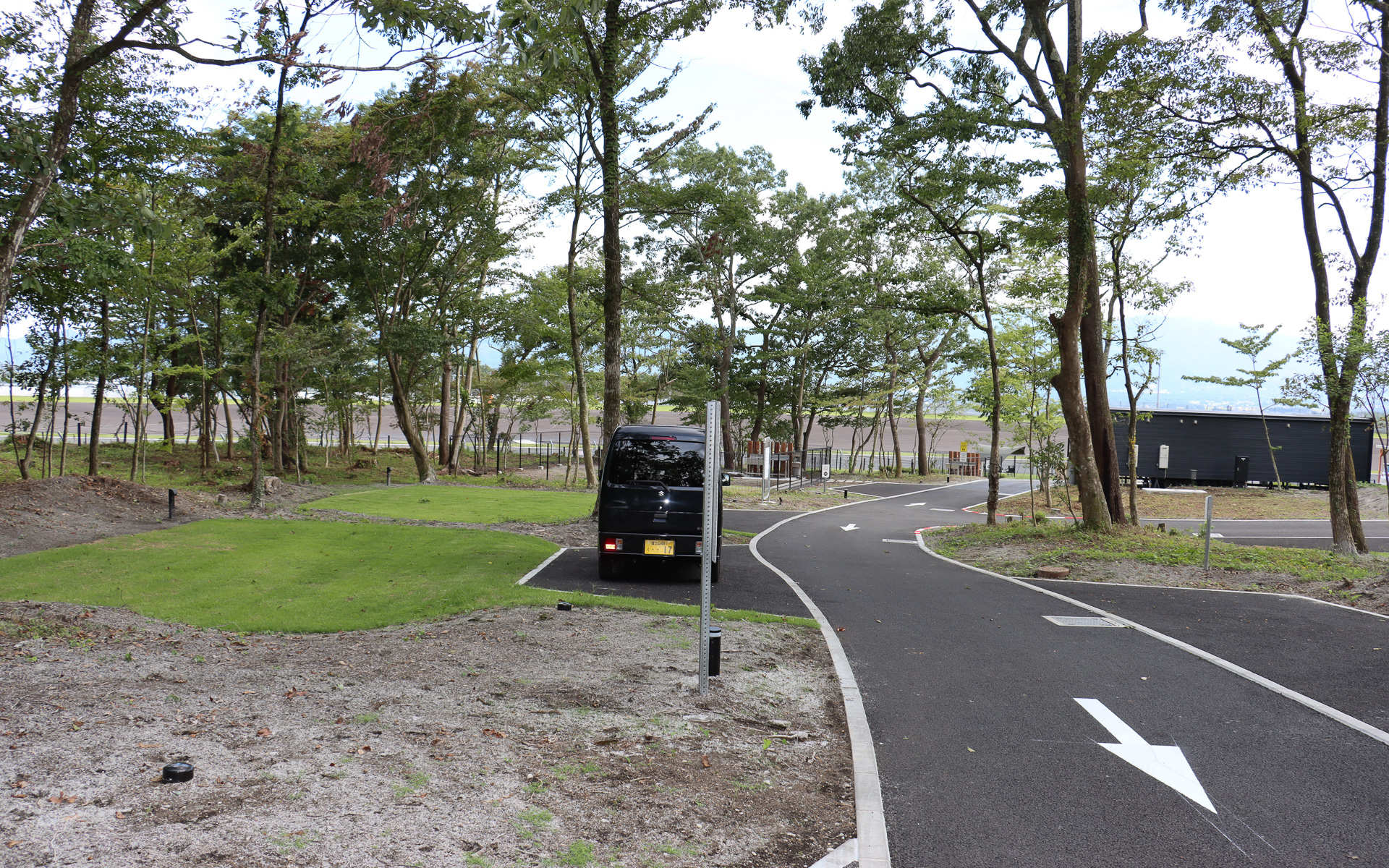 オートキャンプサイトのF10、F11、F13の3サイトは100Rに面しているが、水平に整地した関係で外縁部分より低くなっていることもあり、サイトからコースを直接眺めることは難しい。現状では各観戦スタンドを利用することになるが、将来的にはキャンプサイトの利用者向けのスタンドを設置する計画もあるとのこと