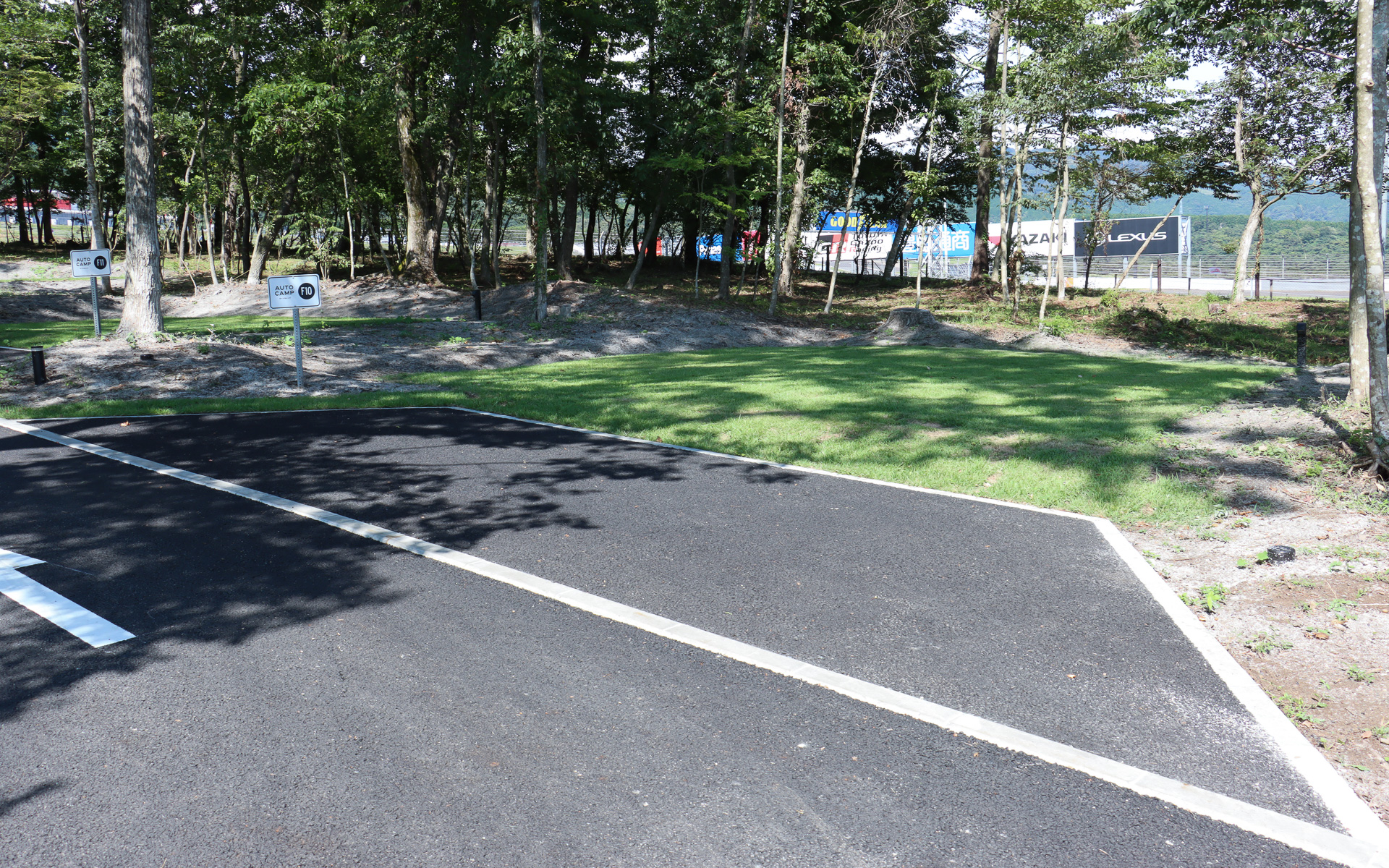 オートキャンプサイトのF10、F11、F13の3サイトは100Rに面しているが、水平に整地した関係で外縁部分より低くなっていることもあり、サイトからコースを直接眺めることは難しい。現状では各観戦スタンドを利用することになるが、将来的にはキャンプサイトの利用者向けのスタンドを設置する計画もあるとのこと