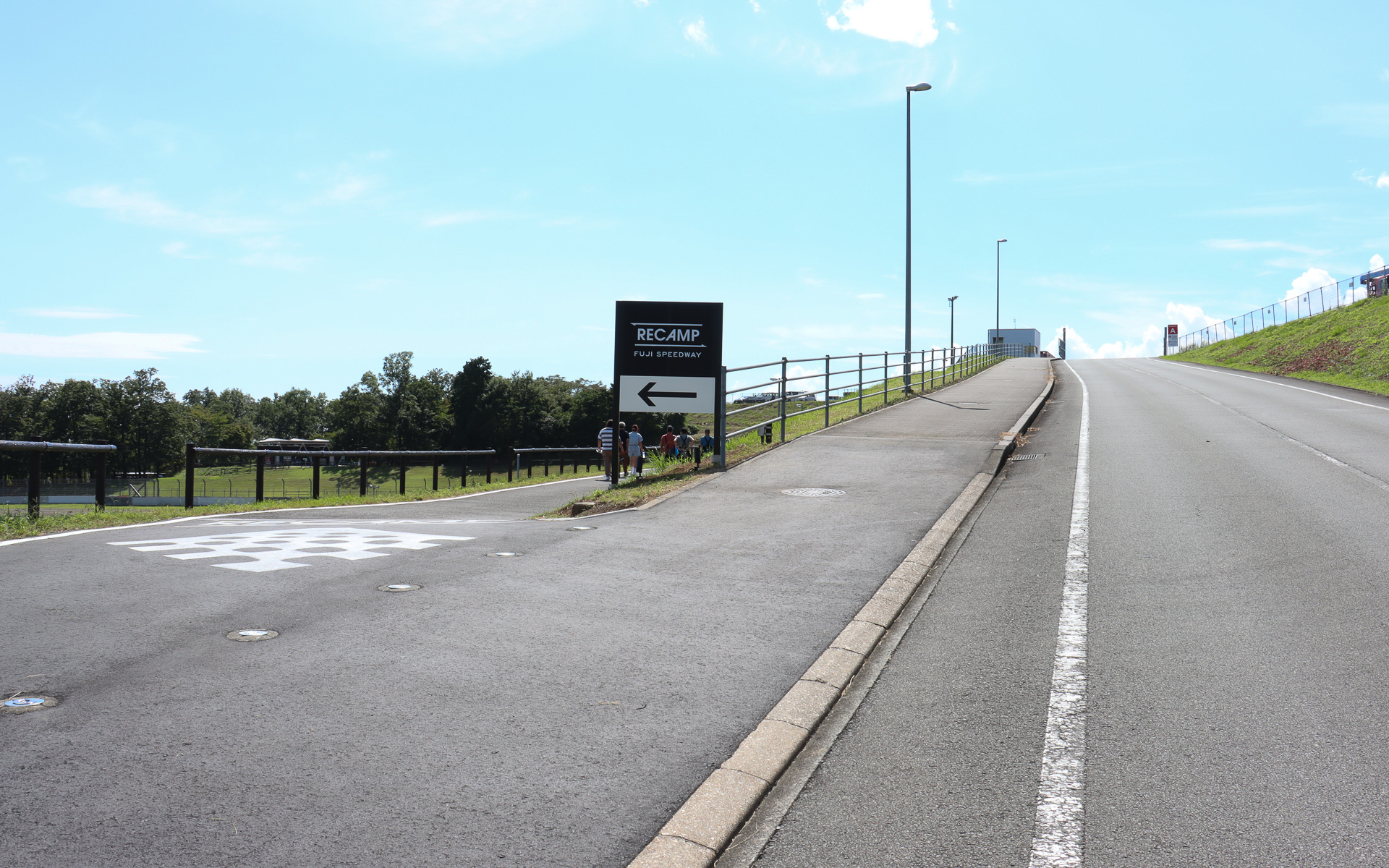 RECAMP 富士スピードウェイの入口は、場内の「Moty'sトンネル」を通過してAパドックに続く坂道の途中にある