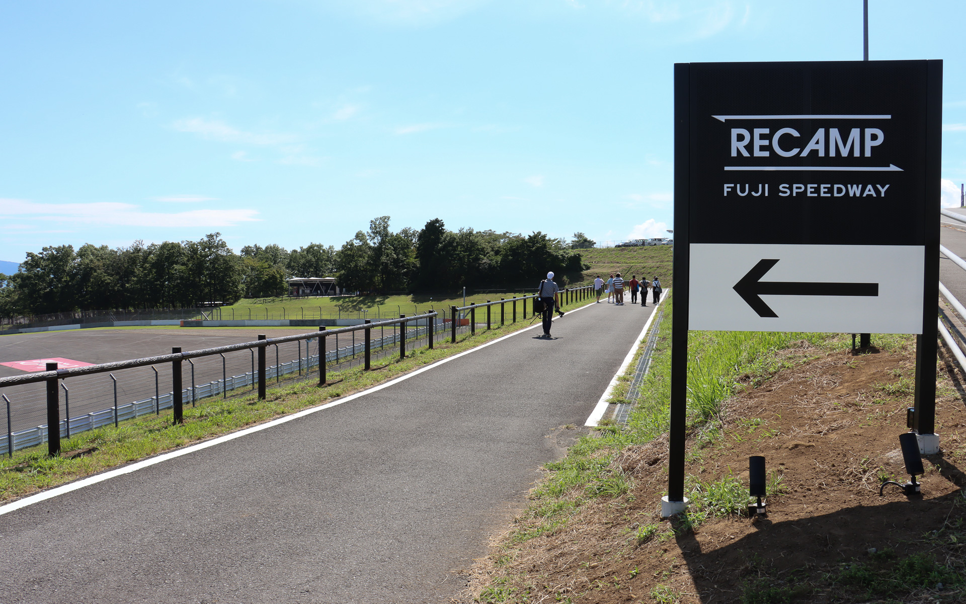 RECAMP 富士スピードウェイの入口は、場内の「Moty'sトンネル」を通過してAパドックに続く坂道の途中にある