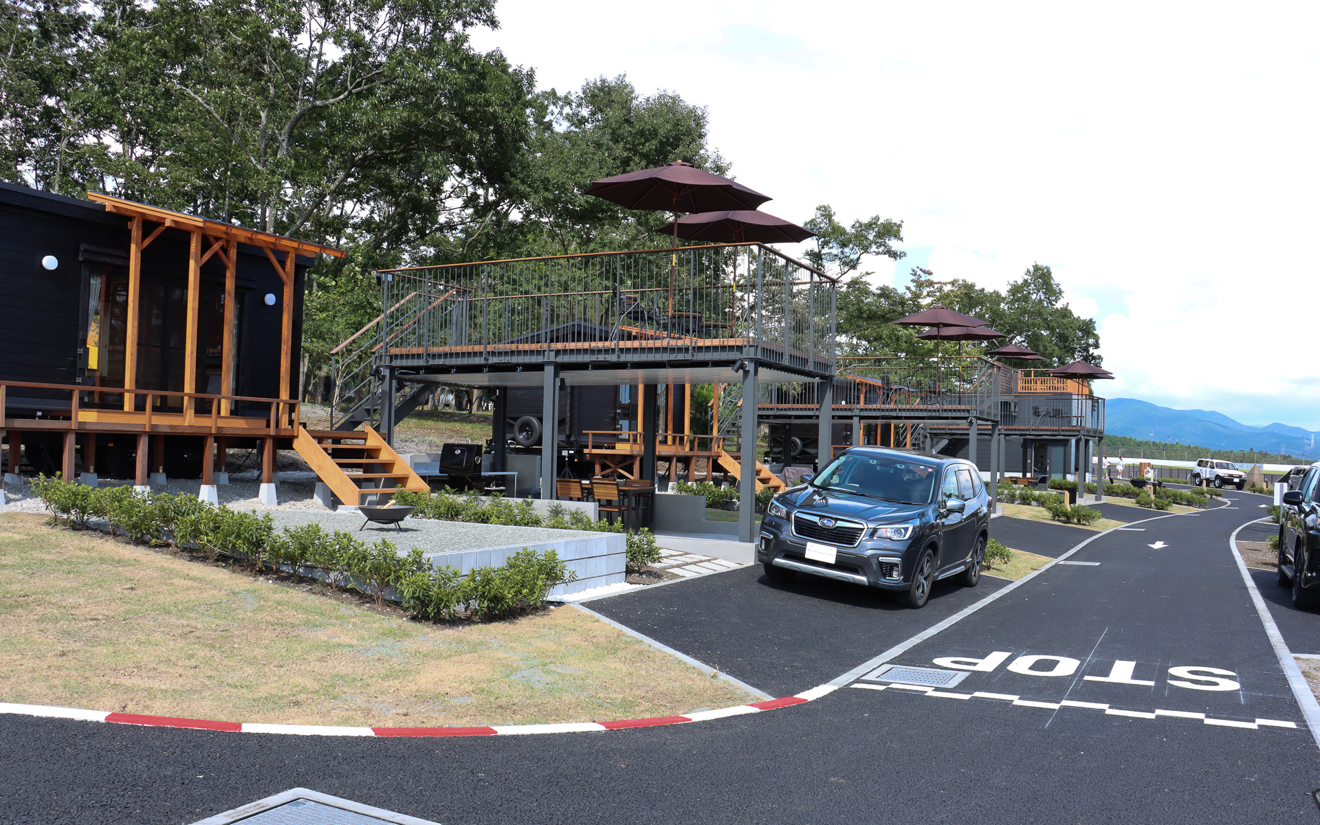 RECAMP 富士スピードウェイの構内路では、赤白のゼブラゾーンや立て札でレーシングイメージを表現