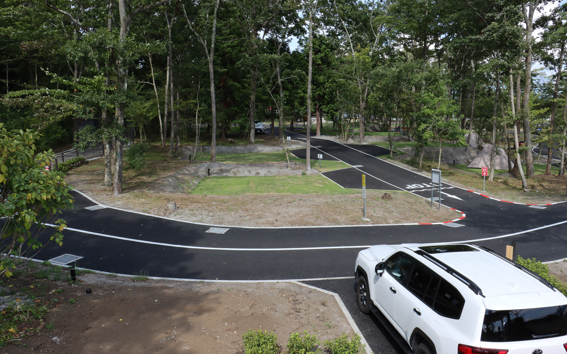 RECAMP 富士スピードウェイの構内路では、赤白のゼブラゾーンや立て札でレーシングイメージを表現