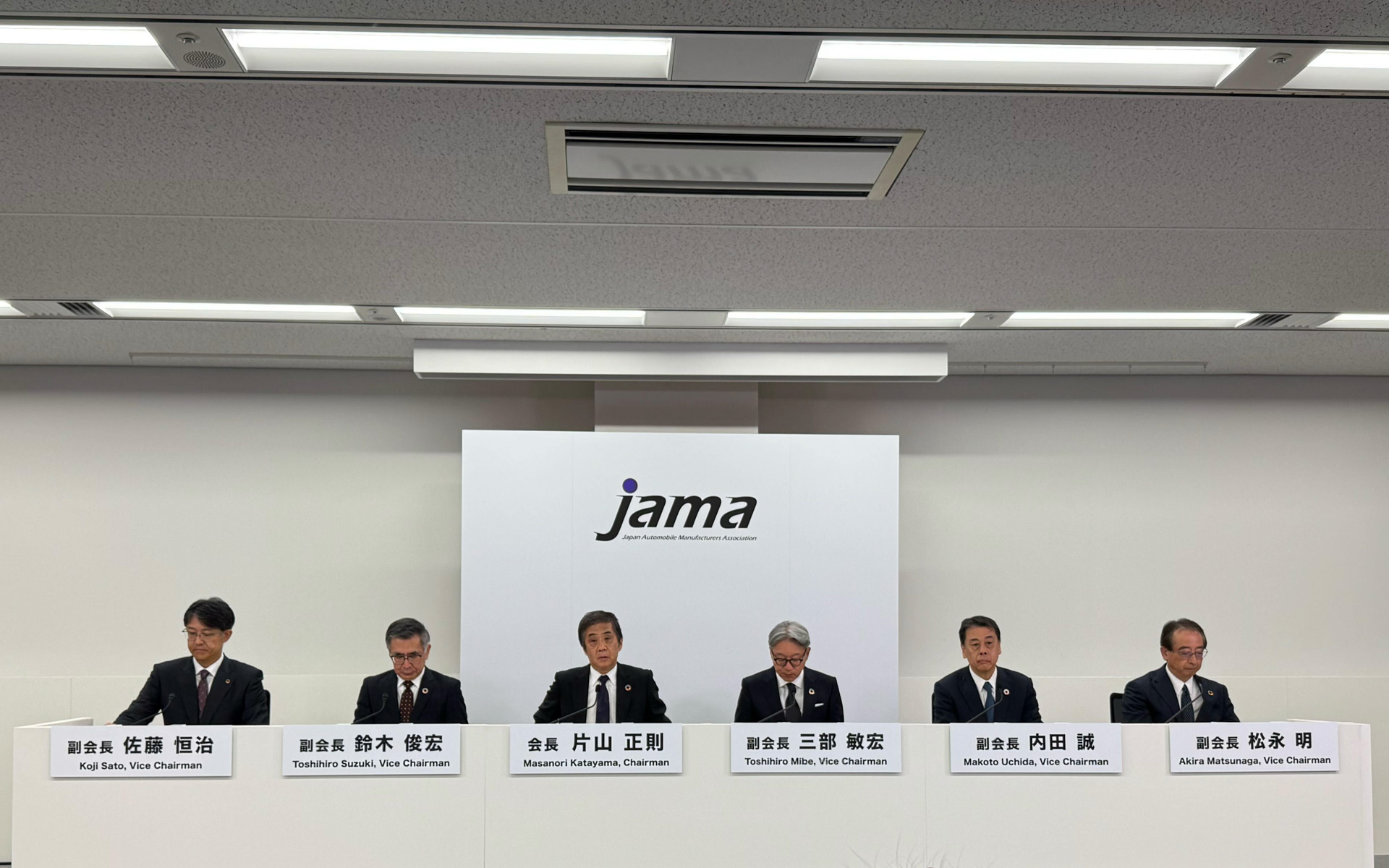 左から日本自動車工業会 副会長の佐藤恒治氏、副会長の鈴木俊宏氏、会長の片山正則氏、副会長の三部敏宏氏、副会長の内田誠氏、副会長の松永明氏