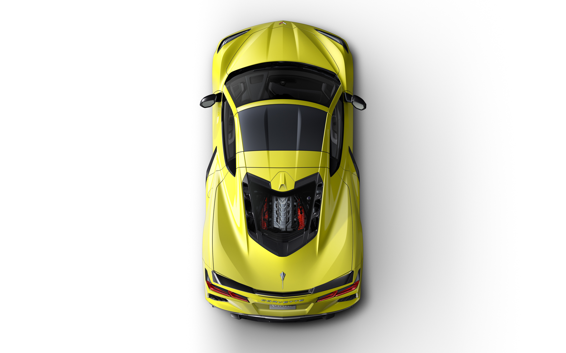 クーペモデルはビジブルカーボンファイバーの装飾パネルがエンジンを囲む