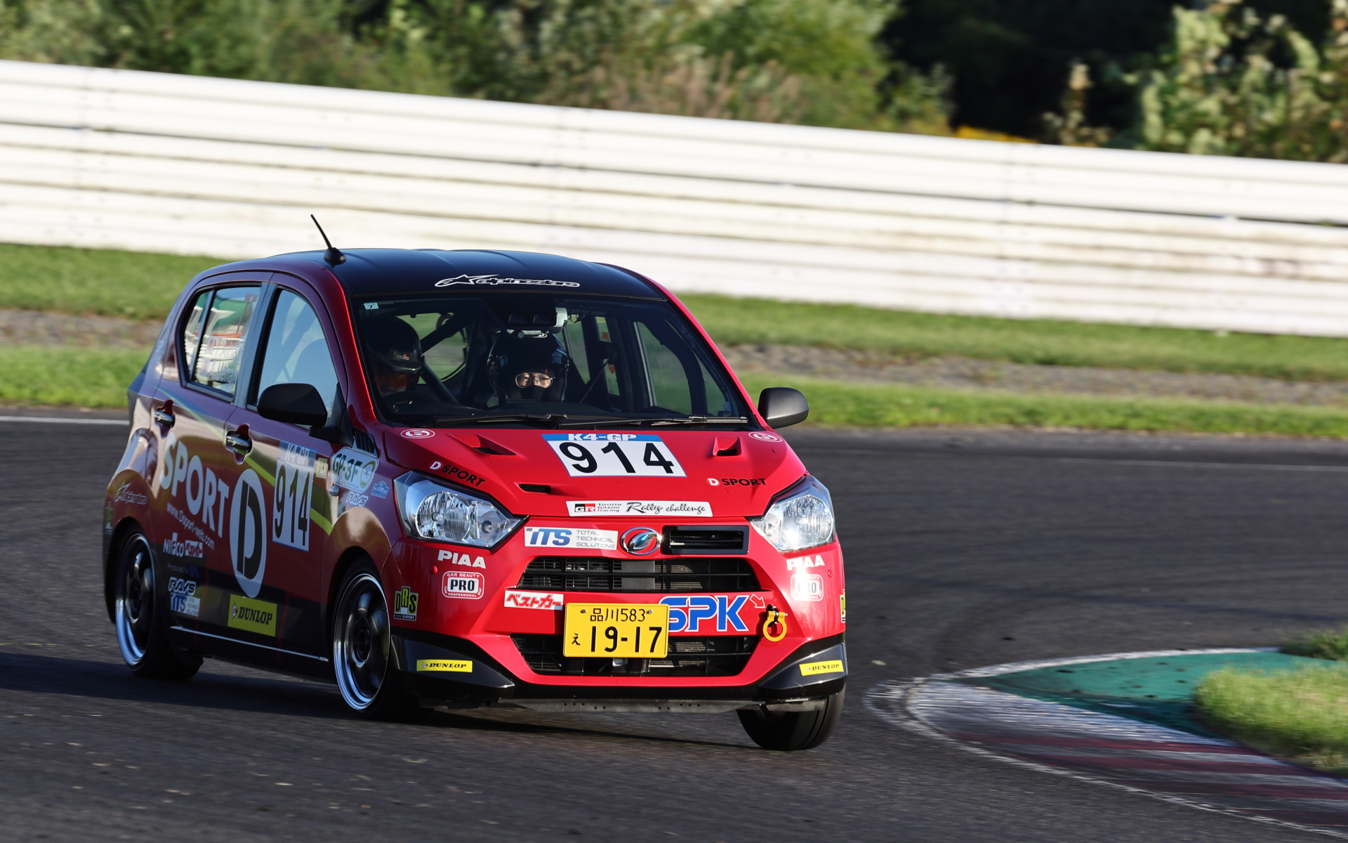 十勝スピードウェイのクラブマンコースを走る「ミラ イース ターボ」