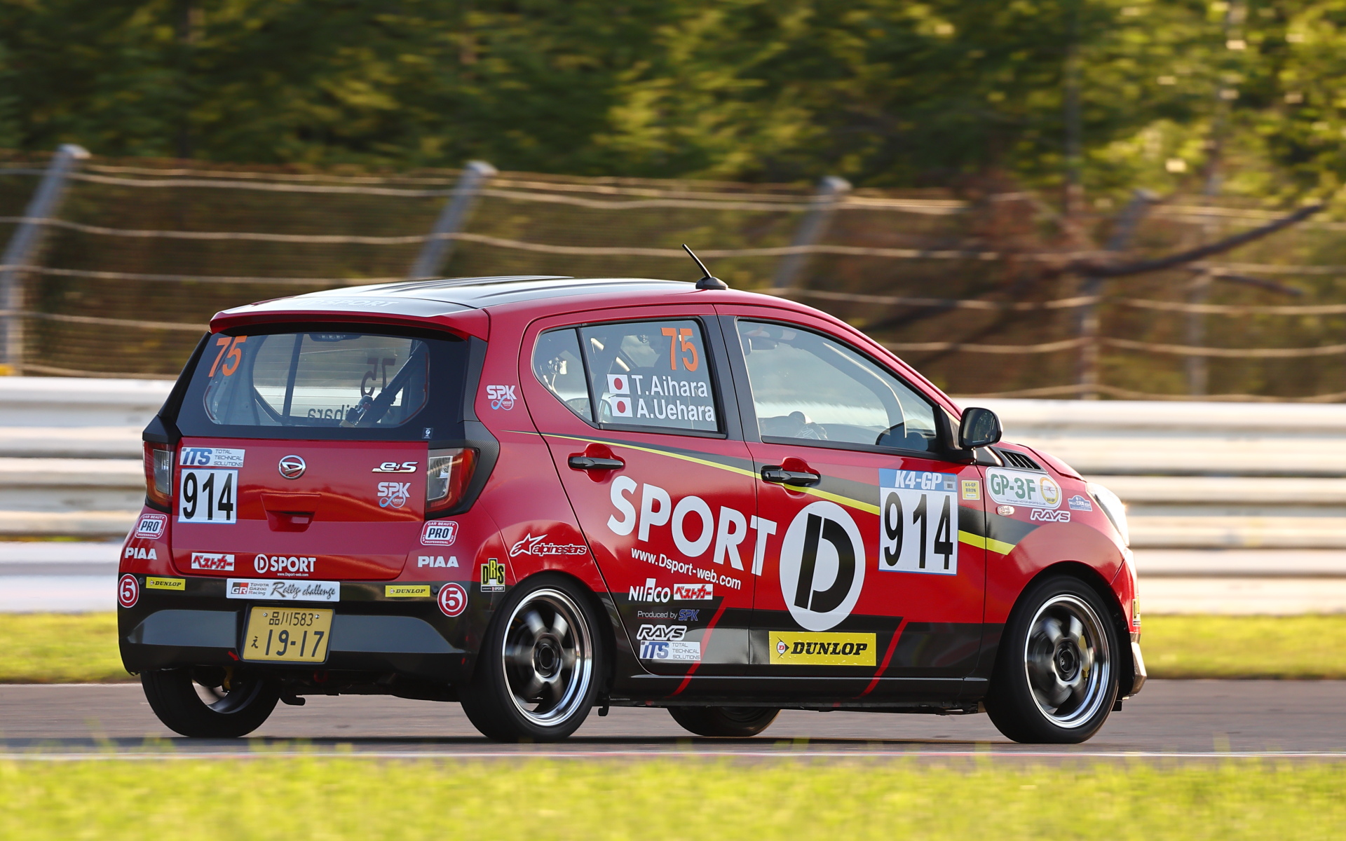 D-SPORT Racing Teamの監督を務めるダイハツの殿村裕一氏（写真左）と、ドライバーを務めるダイハツの相原泰祐氏（写真右）