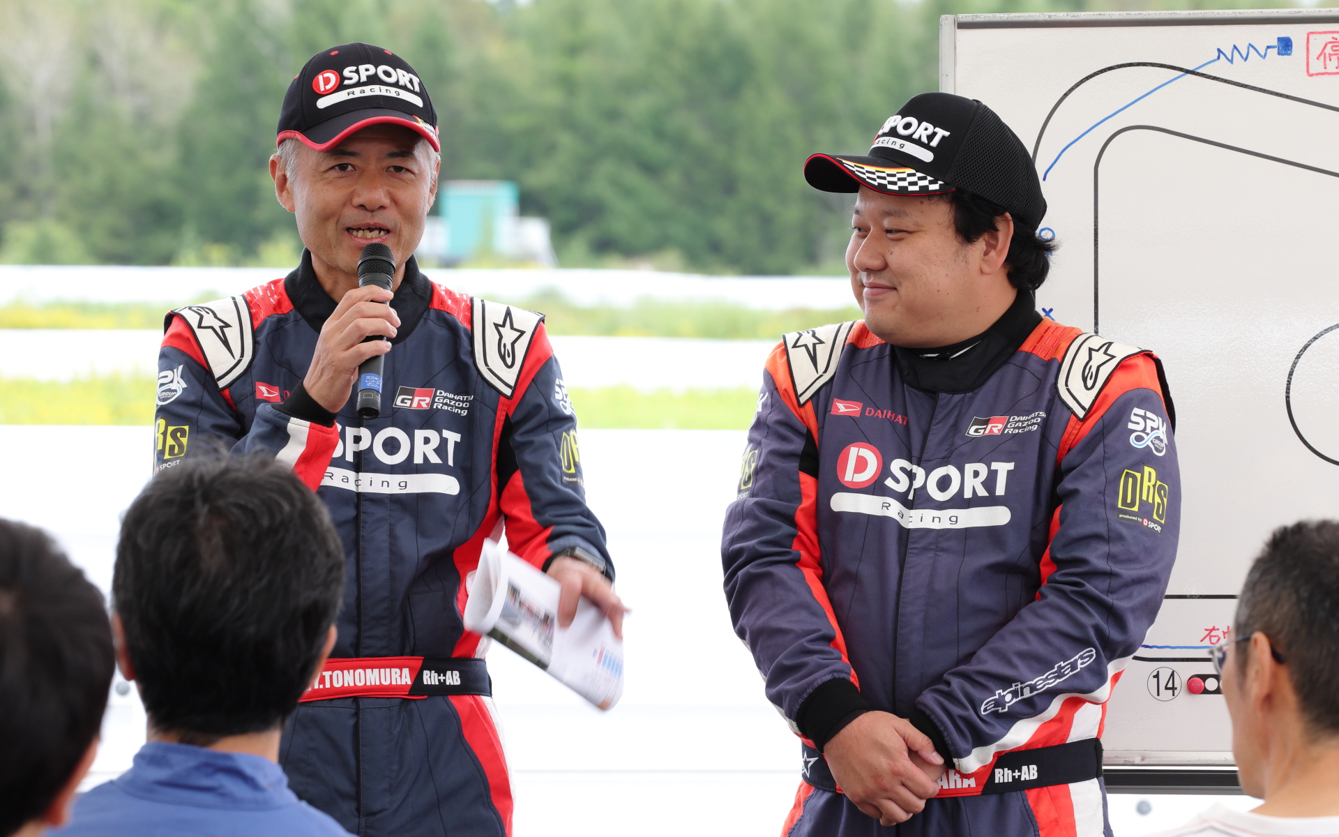 D-SPORT Racing Teamの監督を務めるダイハツの殿村裕一氏（写真左）と、ドライバーを務めるダイハツの相原泰祐氏（写真右）