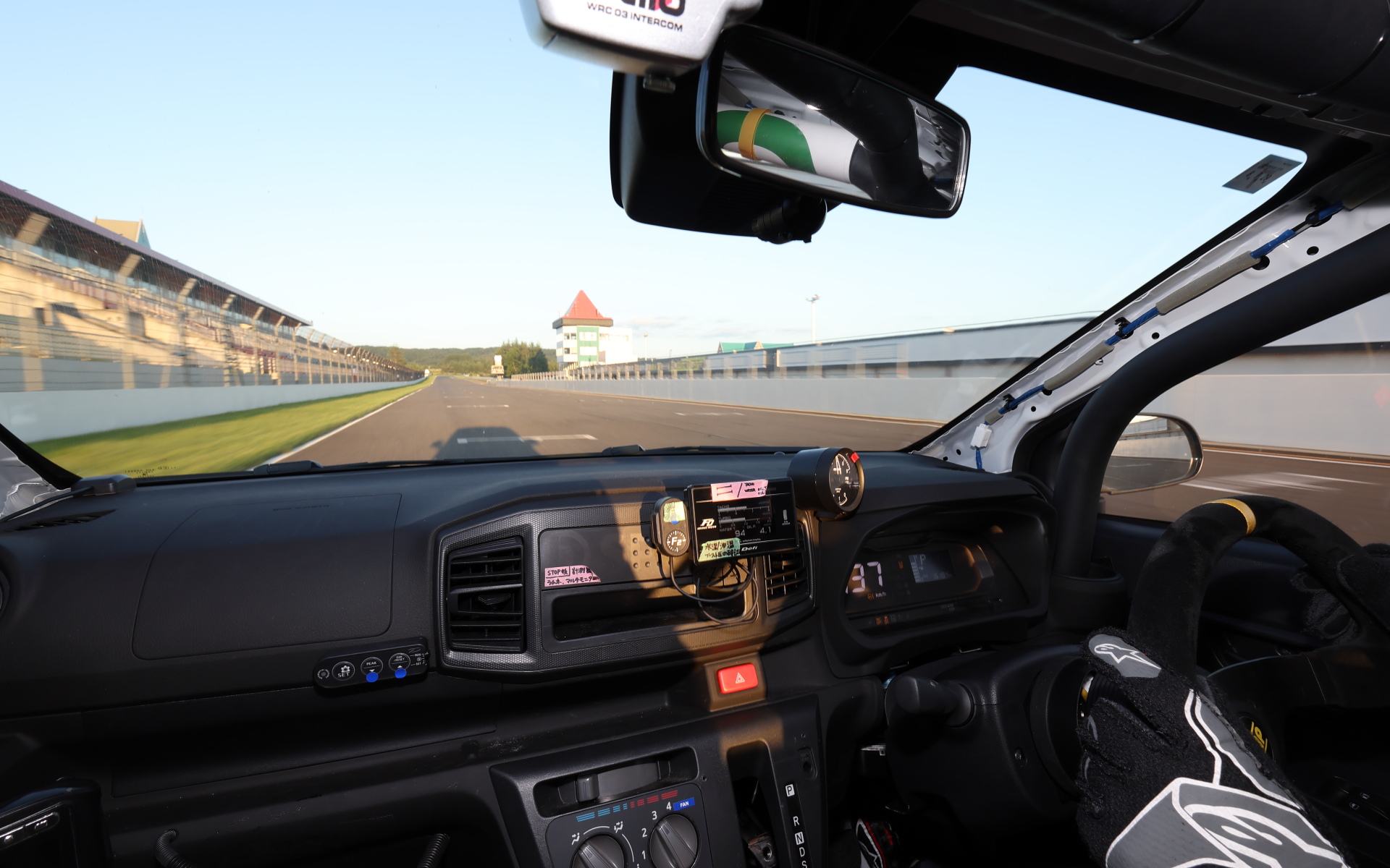 ドライバーはラリージャパンや全日本ラリーなど豊富な出場経験をもつD-SPORT Racing Teamのドライバー相原泰祐氏。軽自動車としてはかなりのハイペースだったと思うが、旋回中の挙動も穏やかで助手席は終始快適だった