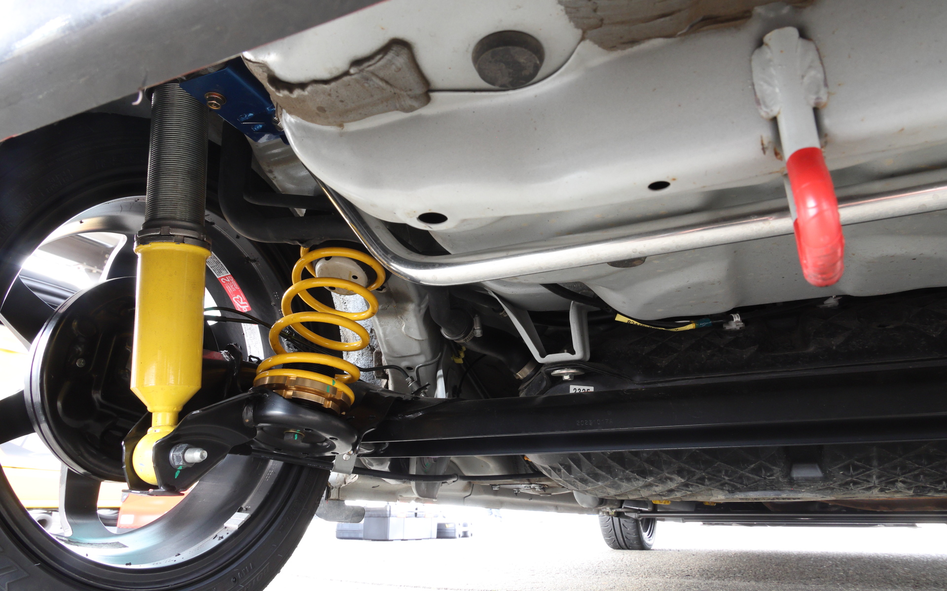 モータースポーツ活動から得た知見を活かし、効率よく配置された補強ブレースやタワーバーが随所に見える