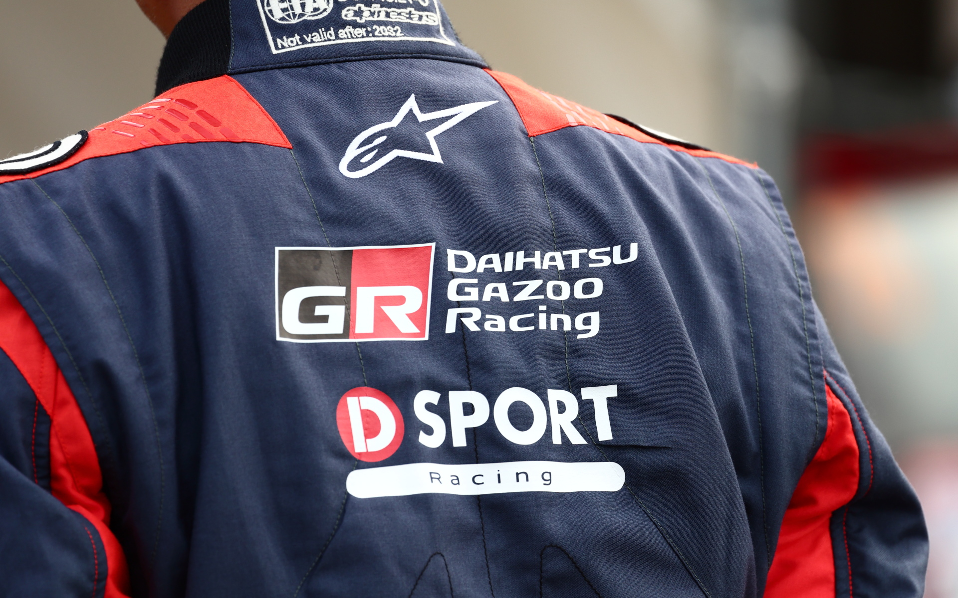 「DAIHATSU GAZOO Racing」と「D-SPORT Racing」のロゴが入ったレーシングスーツ。イベントスタッフのシャツなども同様のロゴが入っている