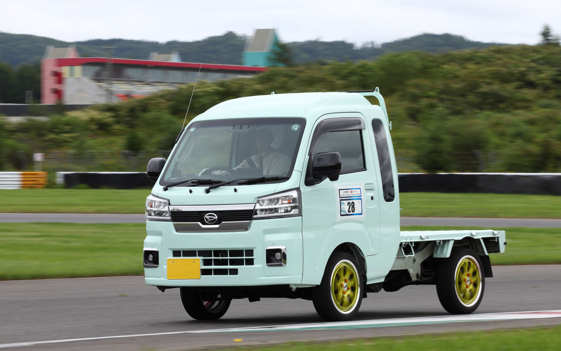 参加車両は新旧コペンから軽トラまで。JAF国内Bライセンス取得を目指すも人、運転がうまくなりたい人、とにかくサーキット走行を楽しみたい人、楽しみ方は人それぞれだ