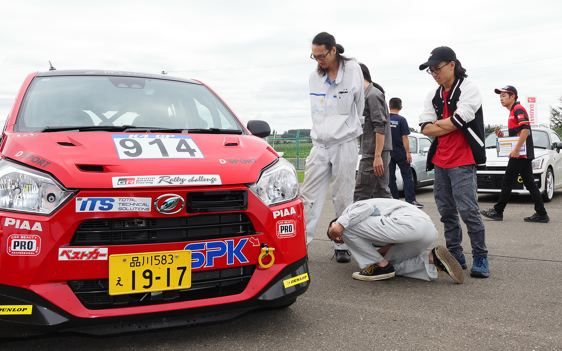 ミライースターボに興味津々の参加者