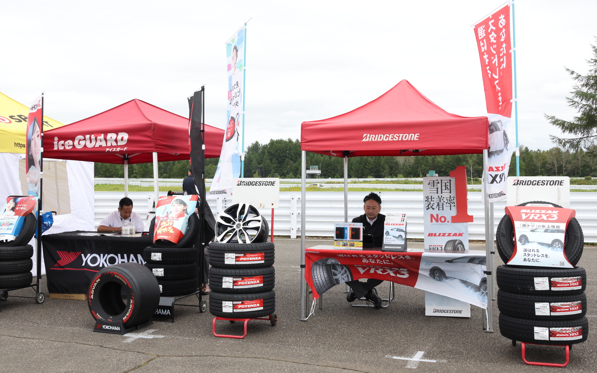 ブリヂストンと横浜ゴムのテントではスタッドレスタイヤの展示も行なわれていたのが北海道らしい
